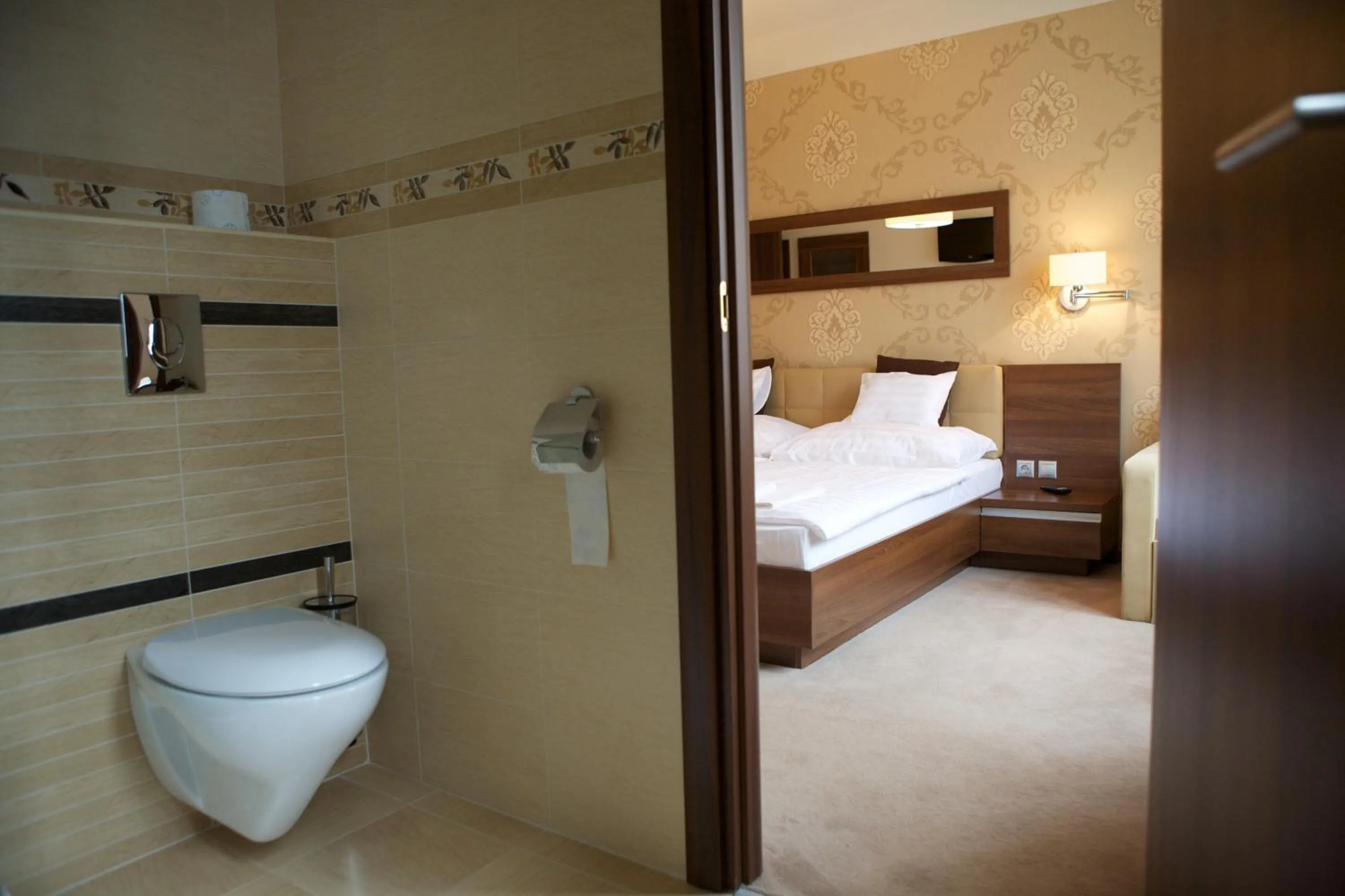 Toilet, Bed in Airport Wellness Panzio