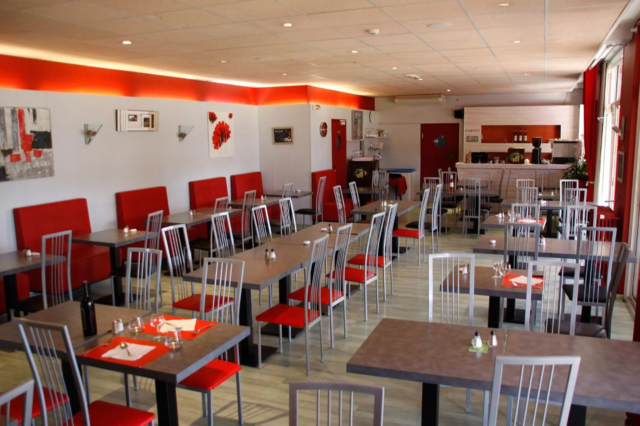 Restaurant/places to eat in Logis Hotels - Hôtel et Restaurant Le Relais des Garrigues