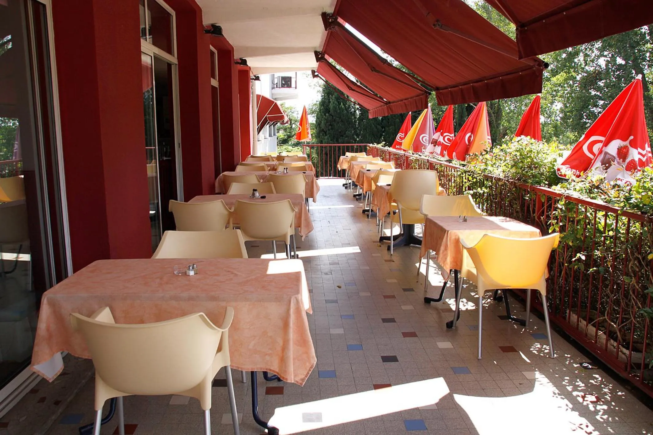 Restaurant/places to eat in Logis Hotels - Hôtel et Restaurant Le Relais des Garrigues