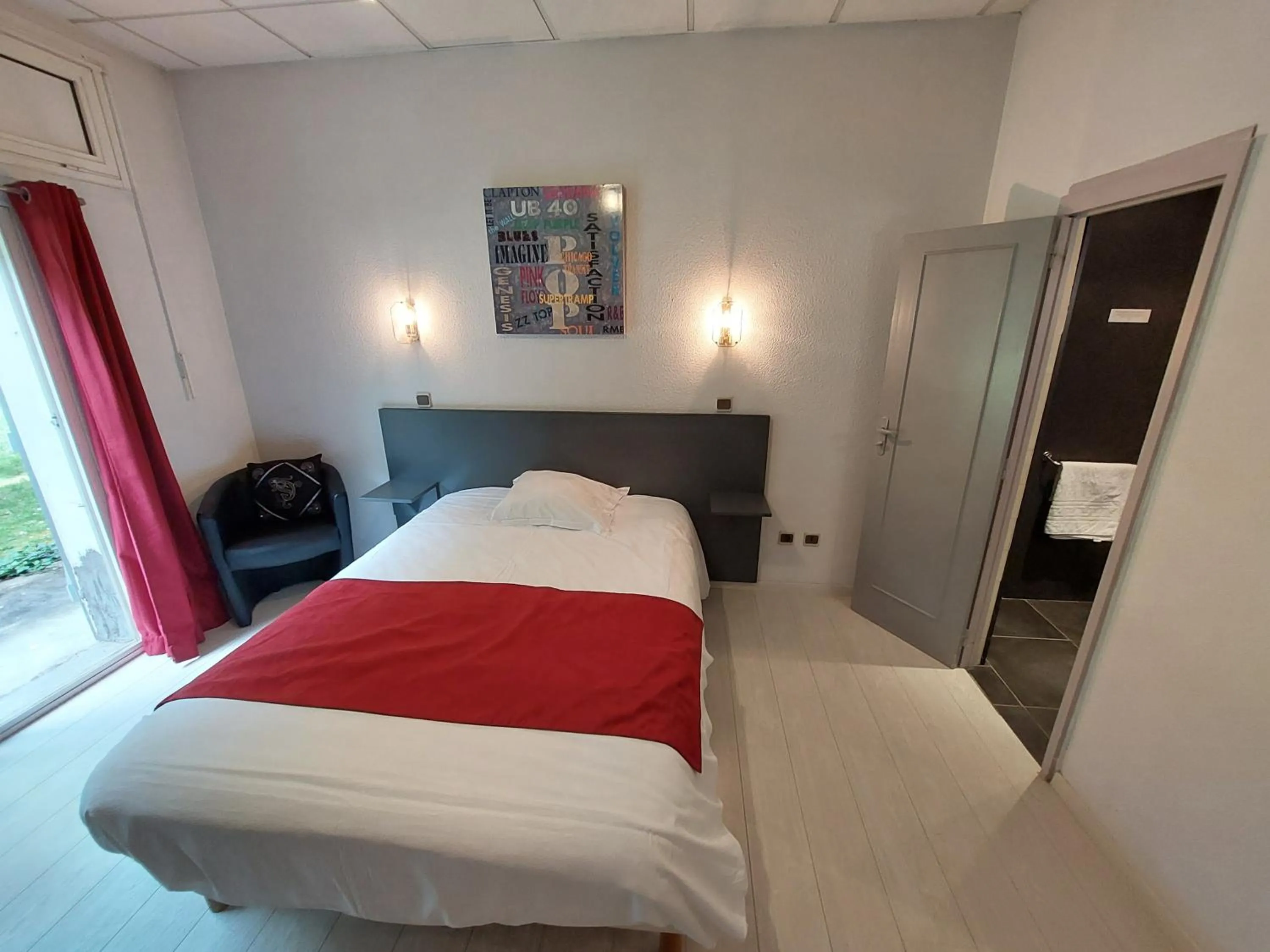 Photo of the whole room, Bed in Logis Hotels - Hôtel et Restaurant Le Relais des Garrigues