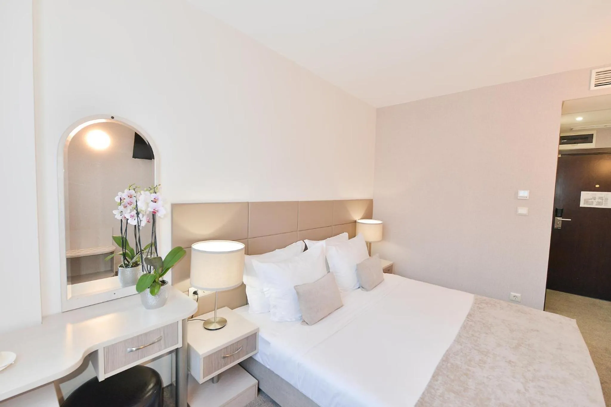 Bed in Art Plaza Hotel