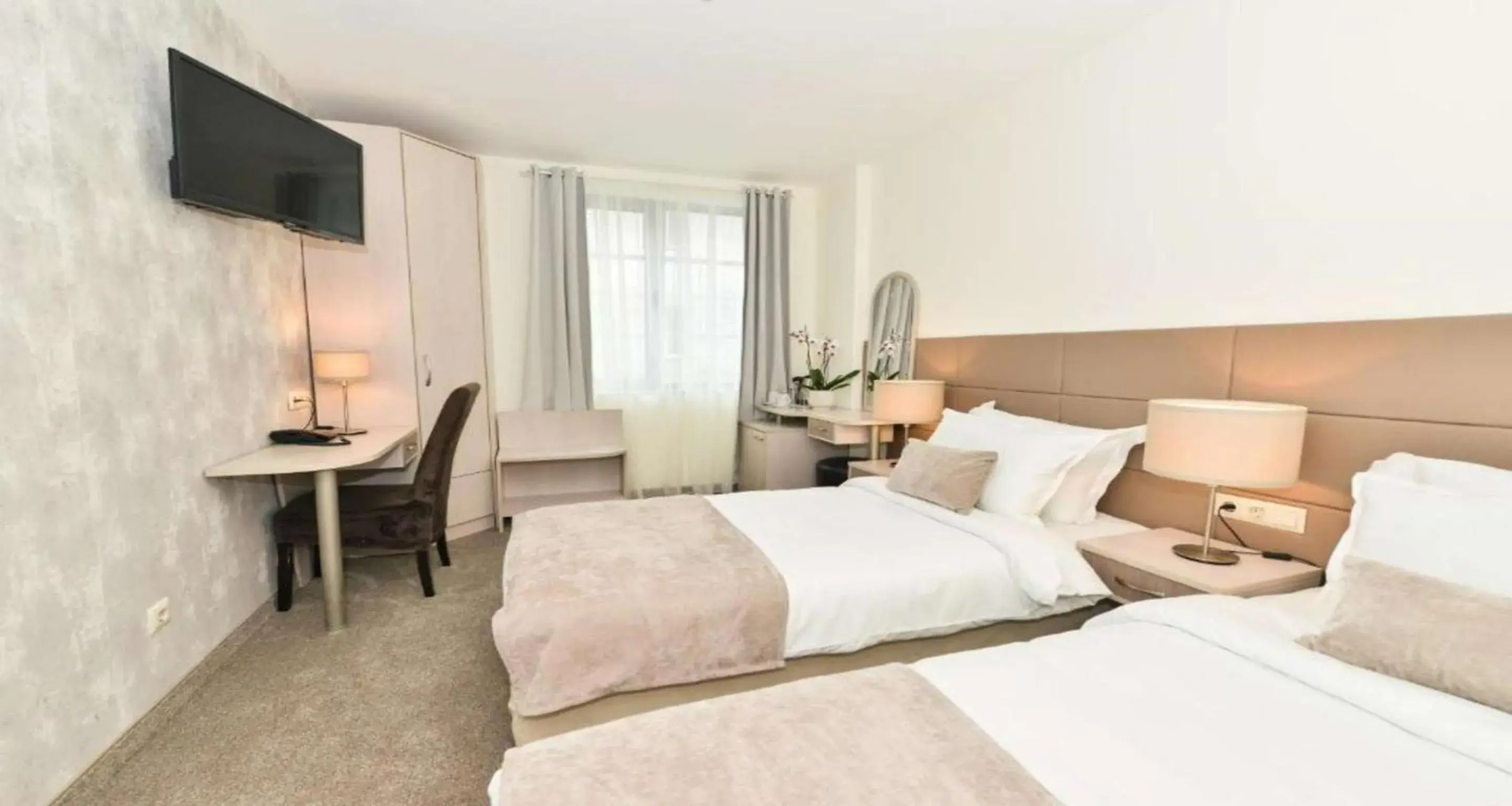 Double Room with Two Single Beds - Non-Smoking in Art Plaza Hotel Double Room with Two Single Beds - Non-Smoking in Art Plaza Hotel