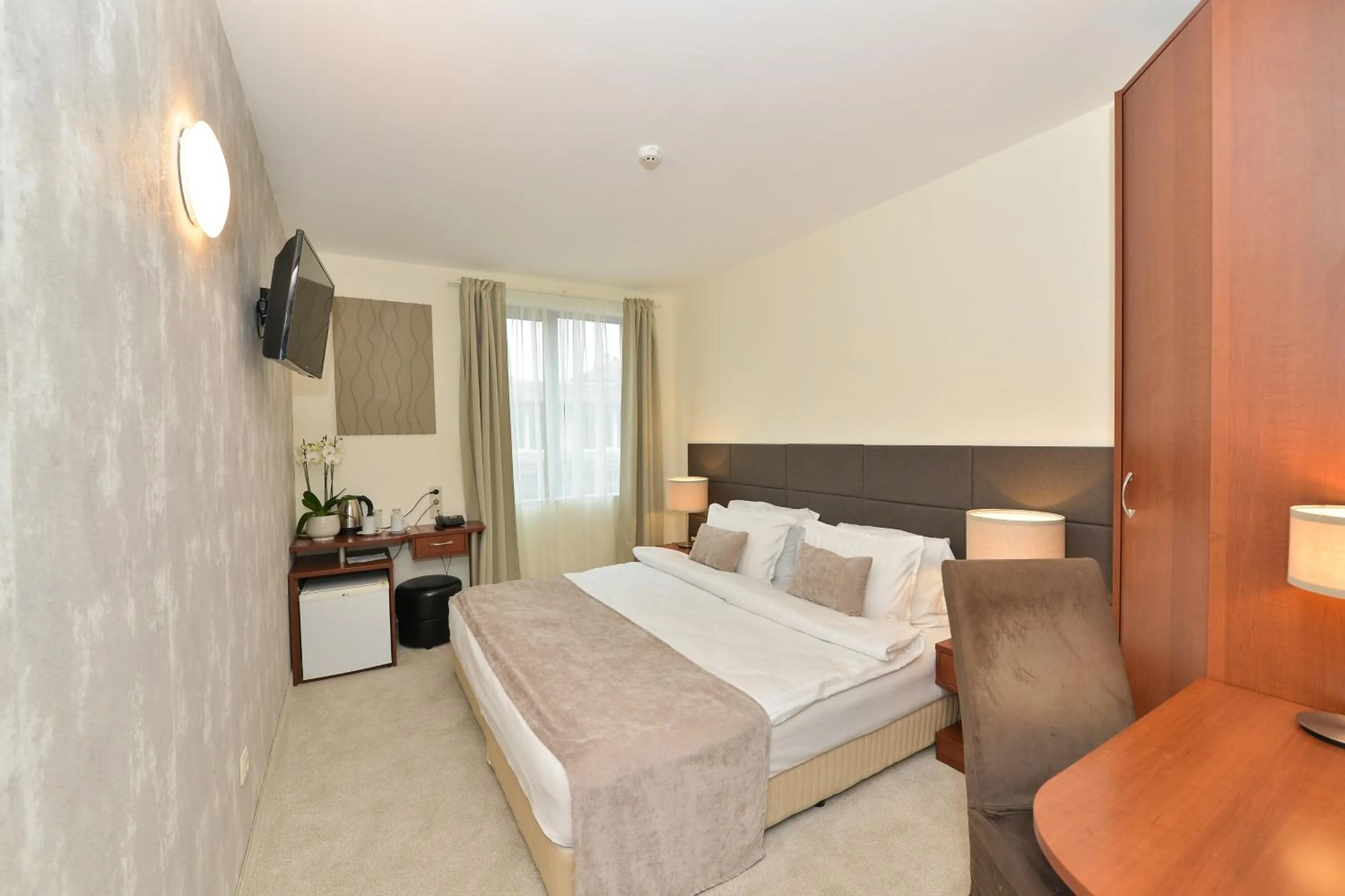 Communal lounge/ TV room, Bed in Art Plaza Hotel