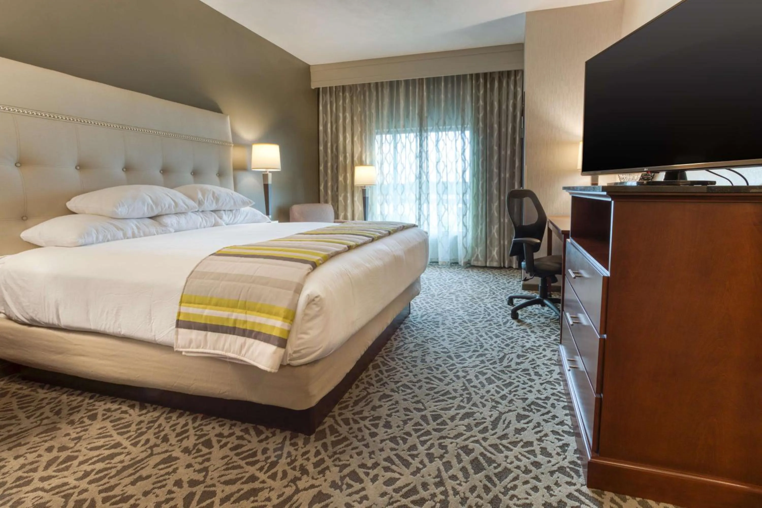 Photo of the whole room, Bed in Drury Inn & Suites Huntsville Space & Rocket Center