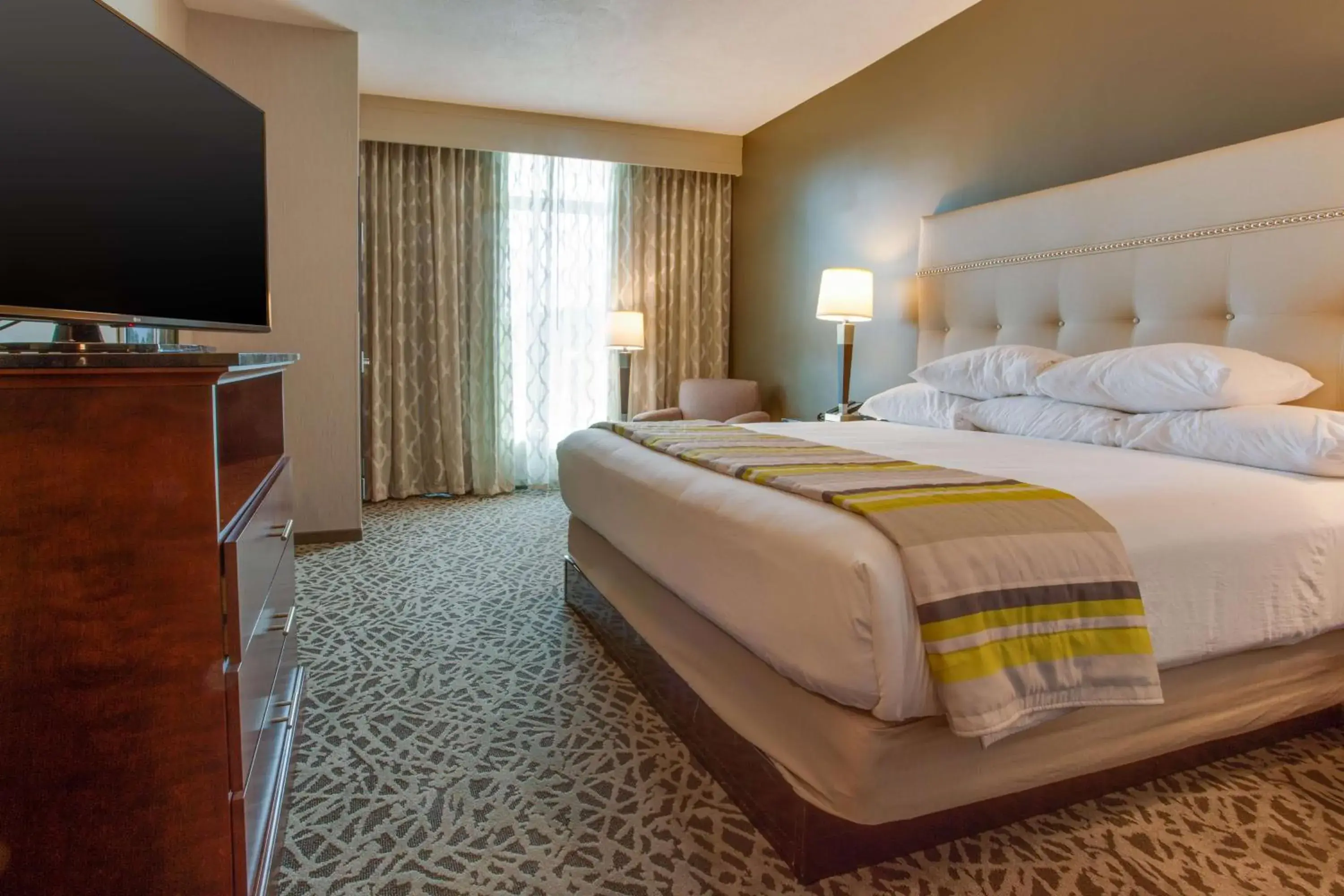 Photo of the whole room, Bed in Drury Inn & Suites Huntsville Space & Rocket Center Photo of the whole room, Bed in Drury Inn & Suites Huntsville Space & Rocket Center