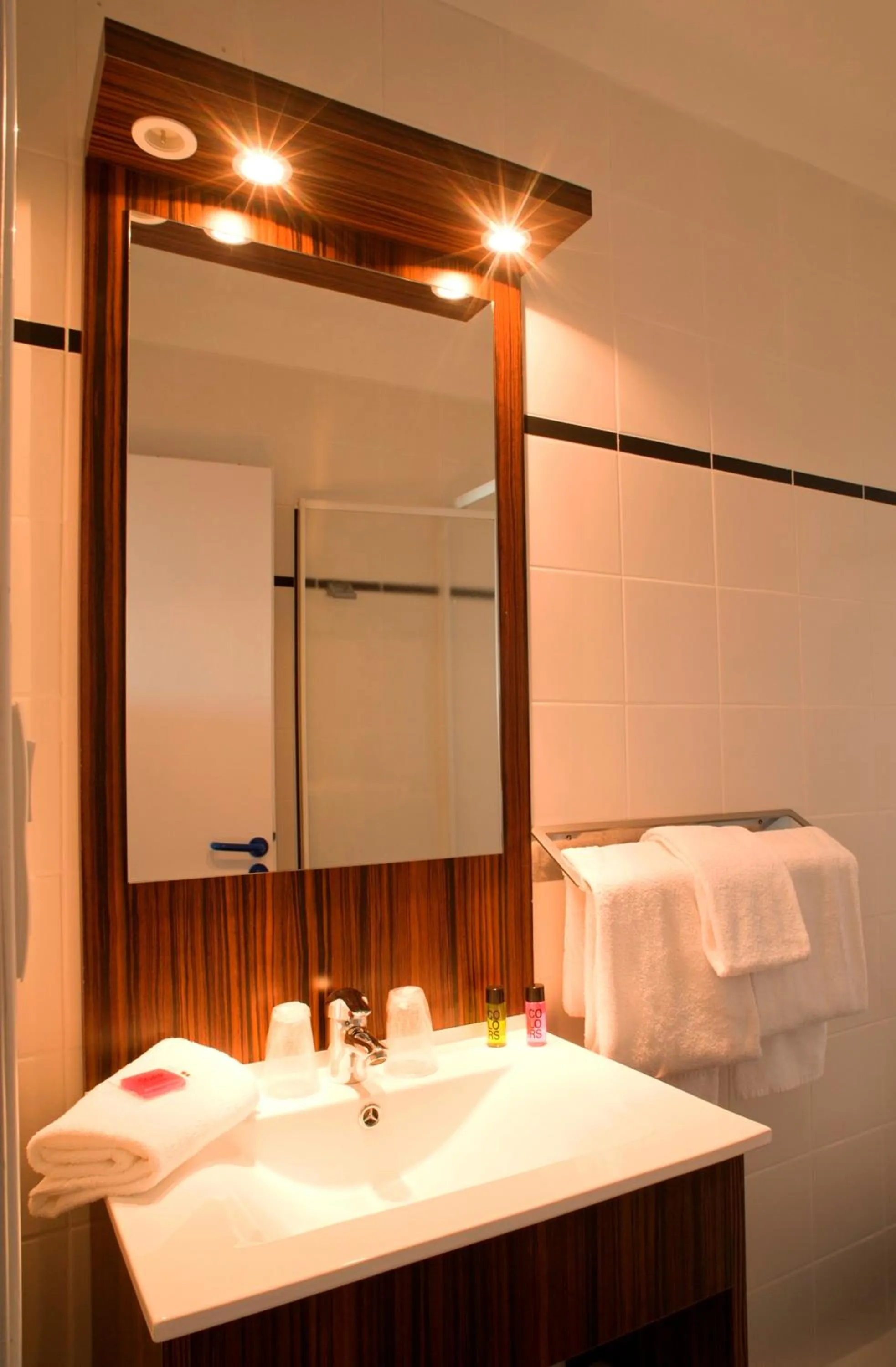 Bathroom, Bed in Hôtel Beau Rivage