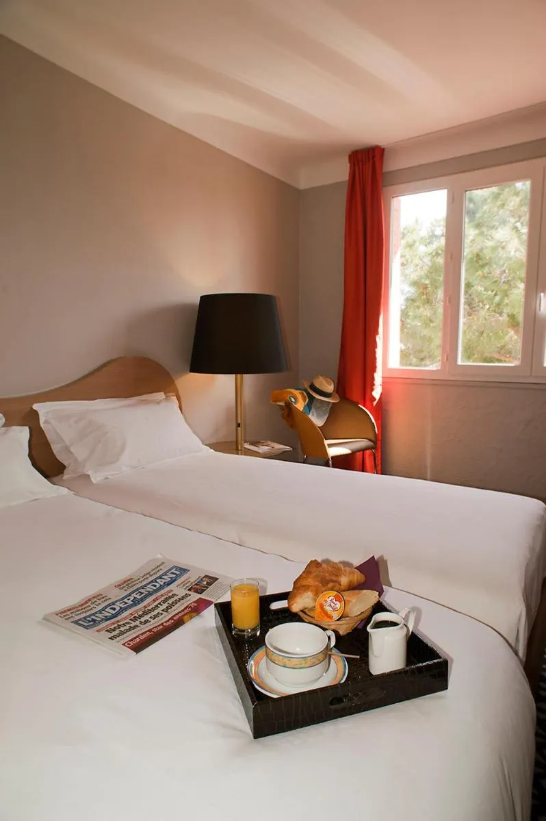 Bed in Hôtel Beau Rivage