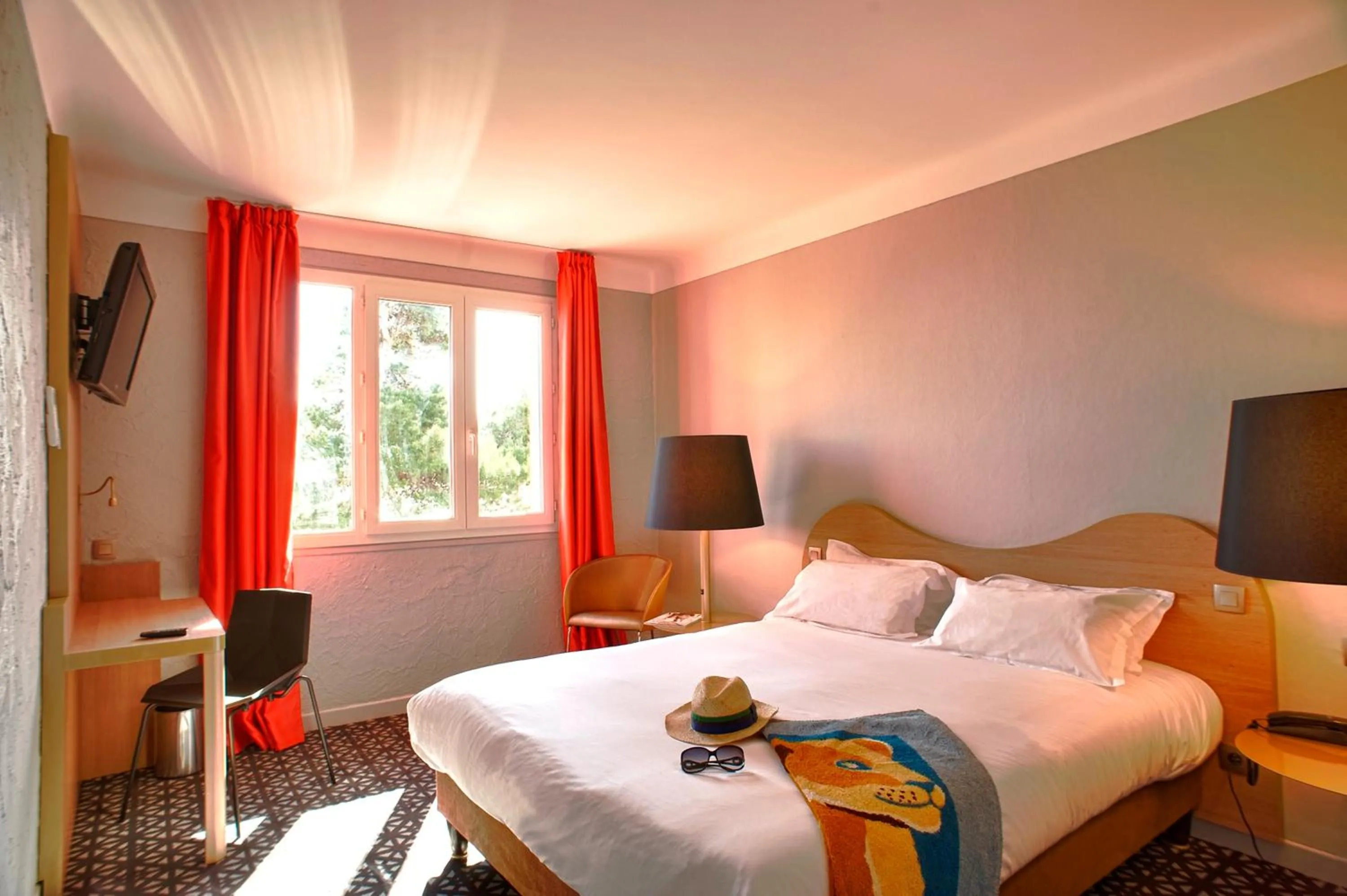 Bed in Hôtel Beau Rivage