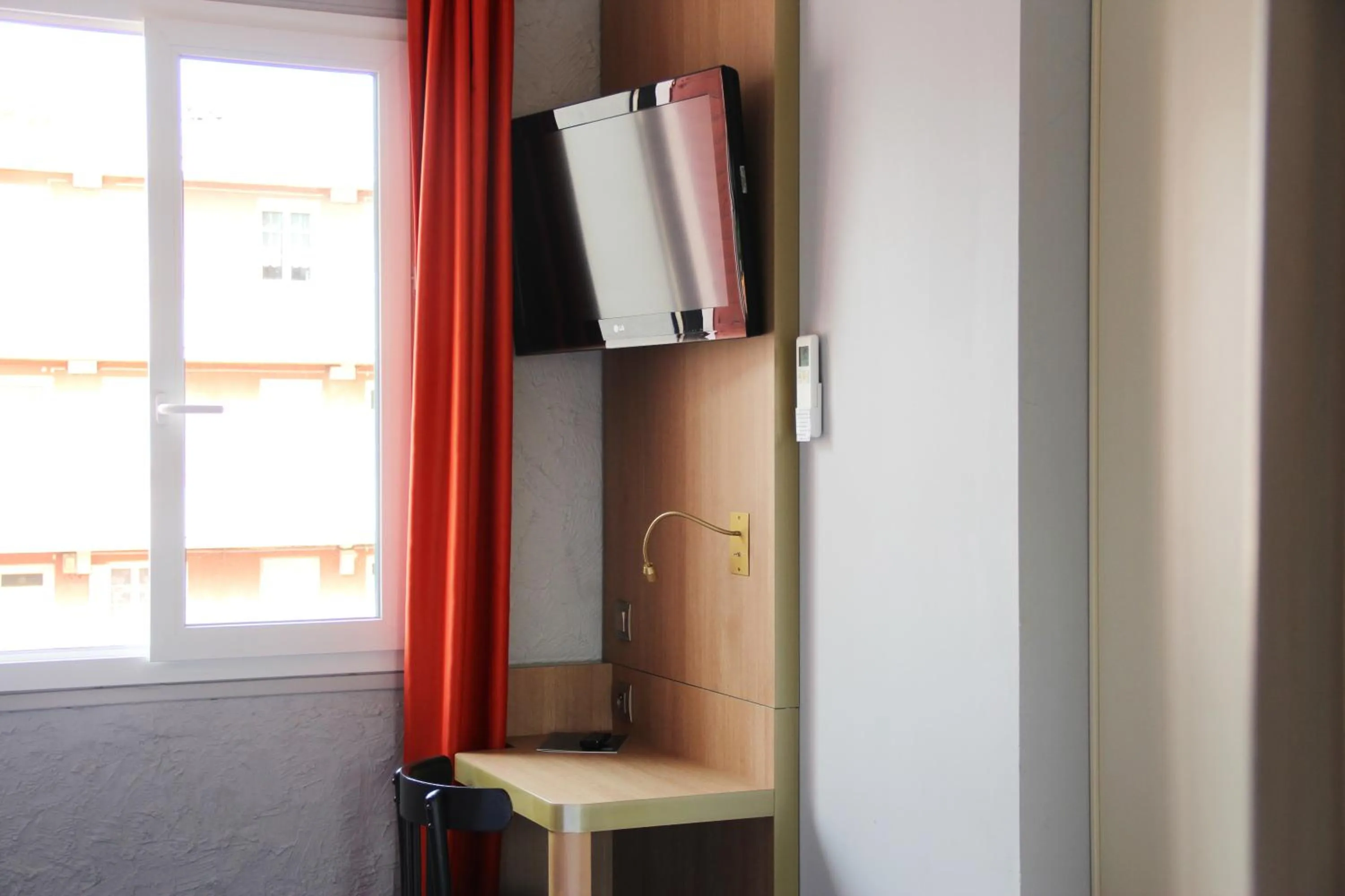 TV and multimedia in Hôtel Beau Rivage