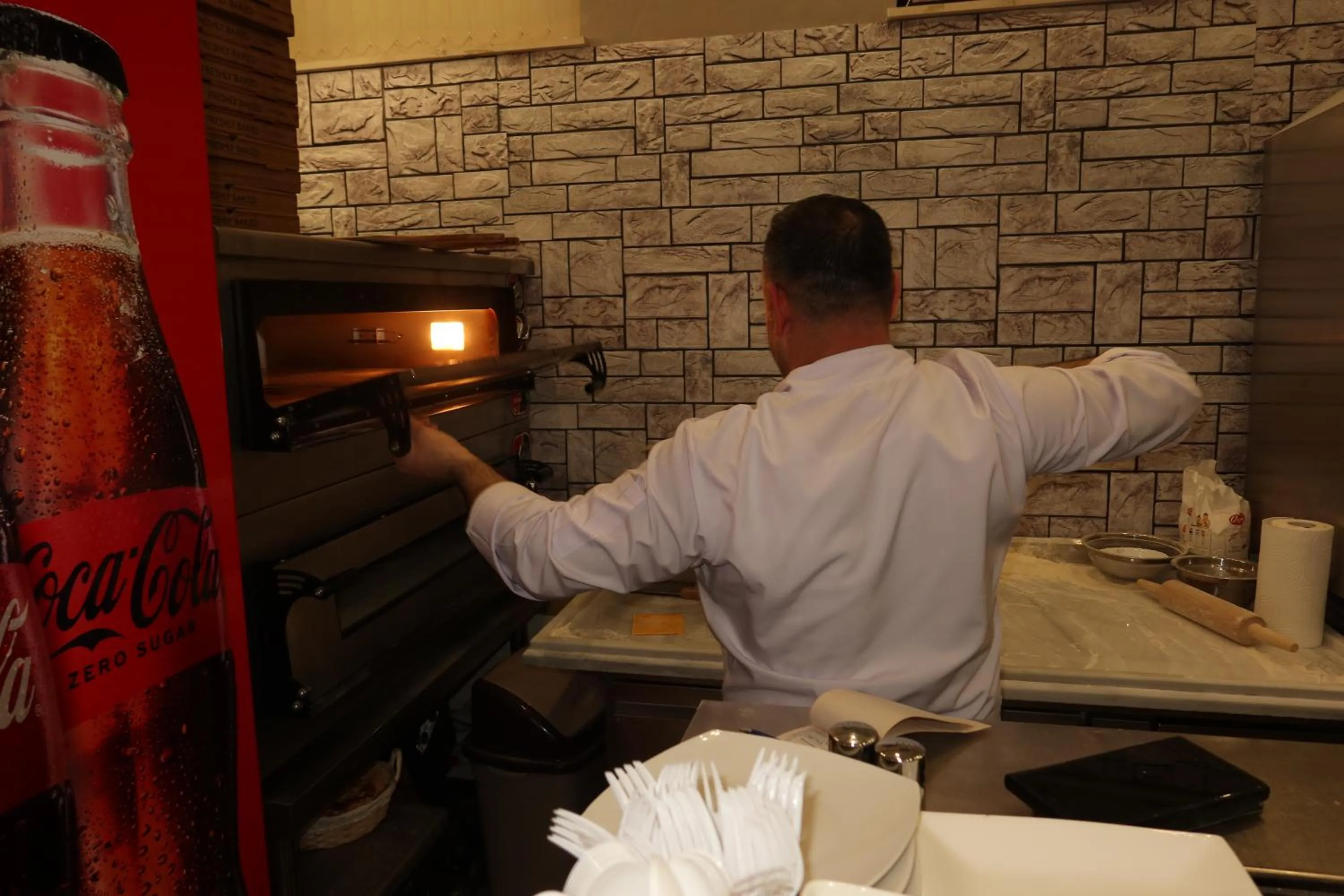 Restaurant/places to eat in Hotel Aris