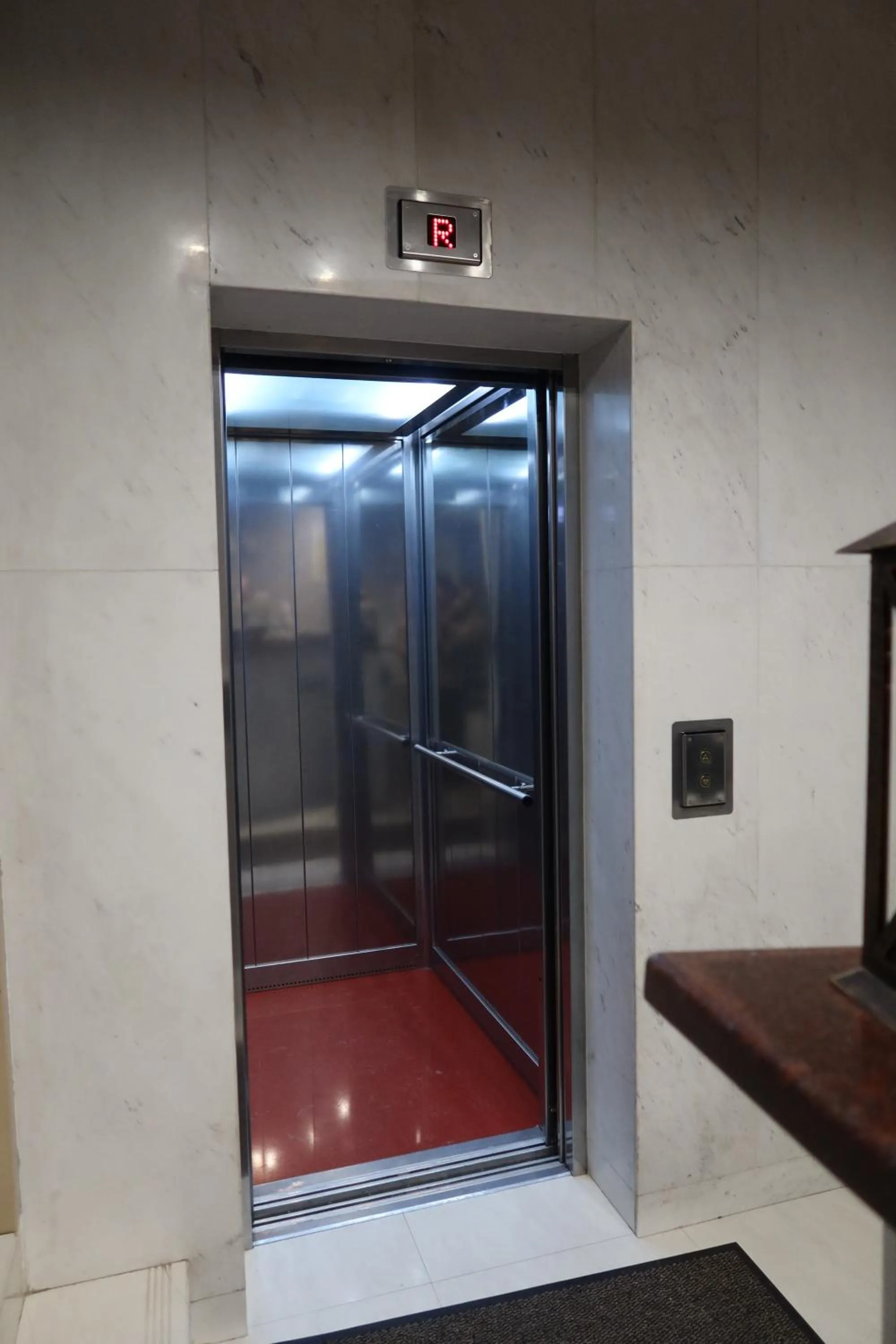 elevator in Hotel Aris