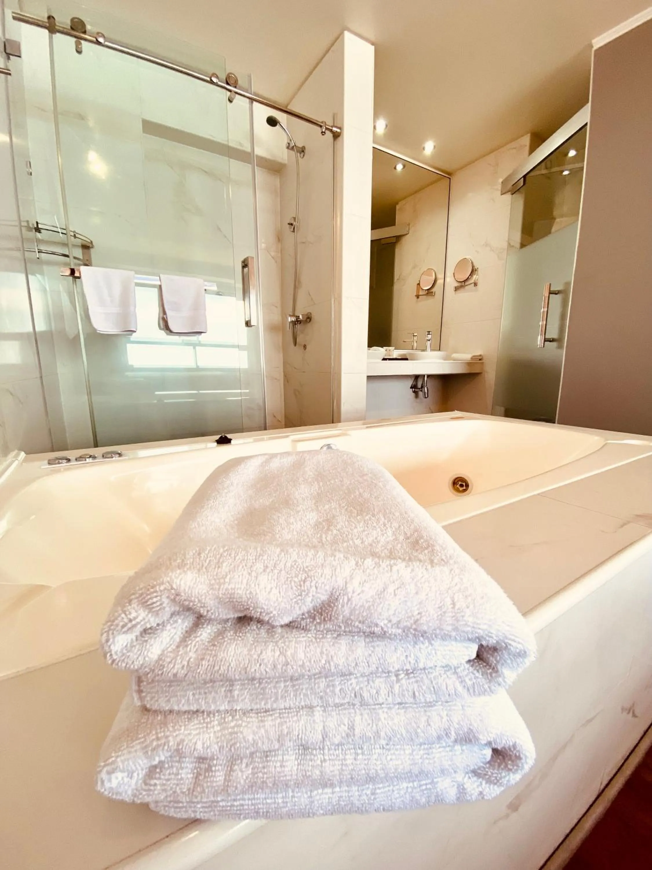 Bathroom, Bed in Gran Cavancha Suite
