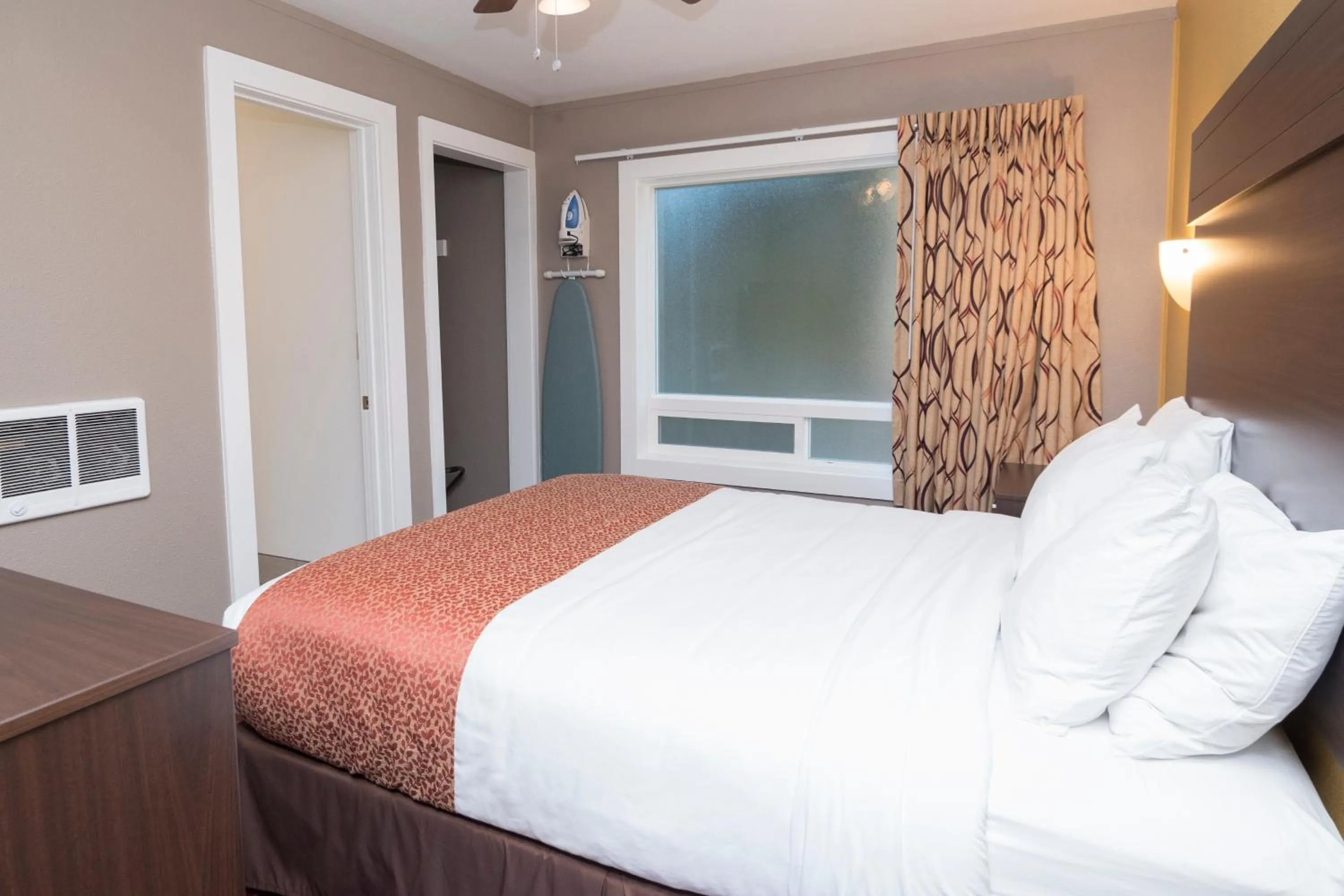 Bedroom, Bed in Capitol Hill Motel