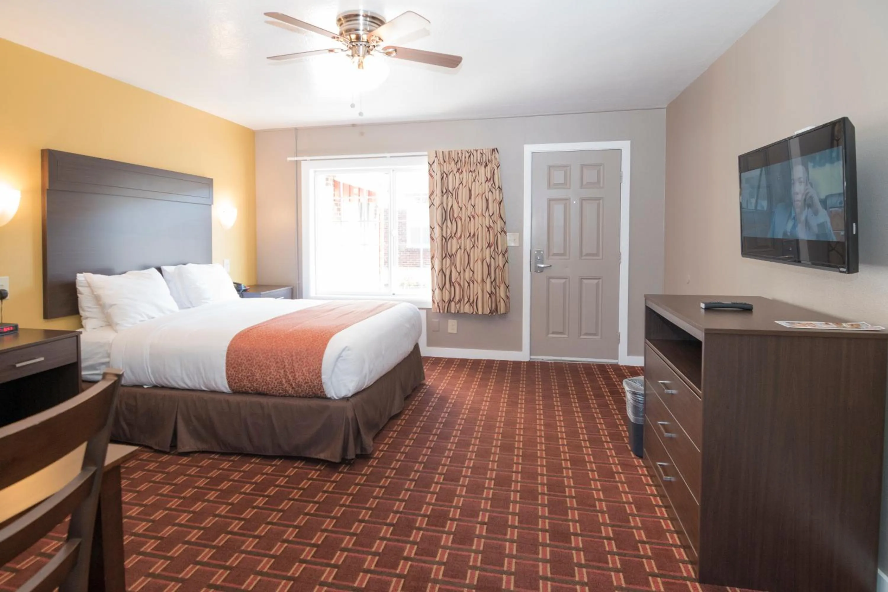 Photo of the whole room, Bed in Capitol Hill Motel