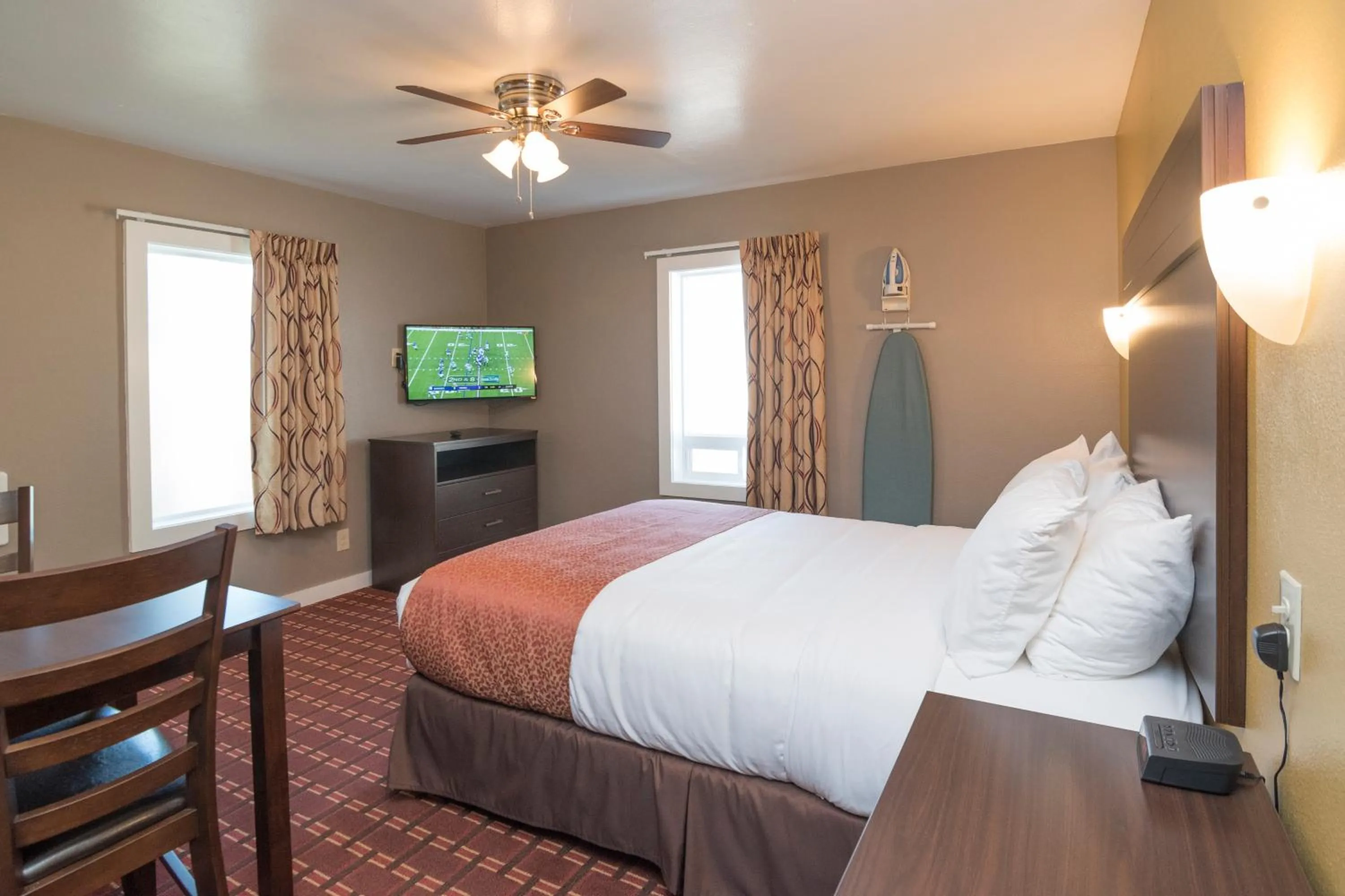 Photo of the whole room, Bed in Capitol Hill Motel