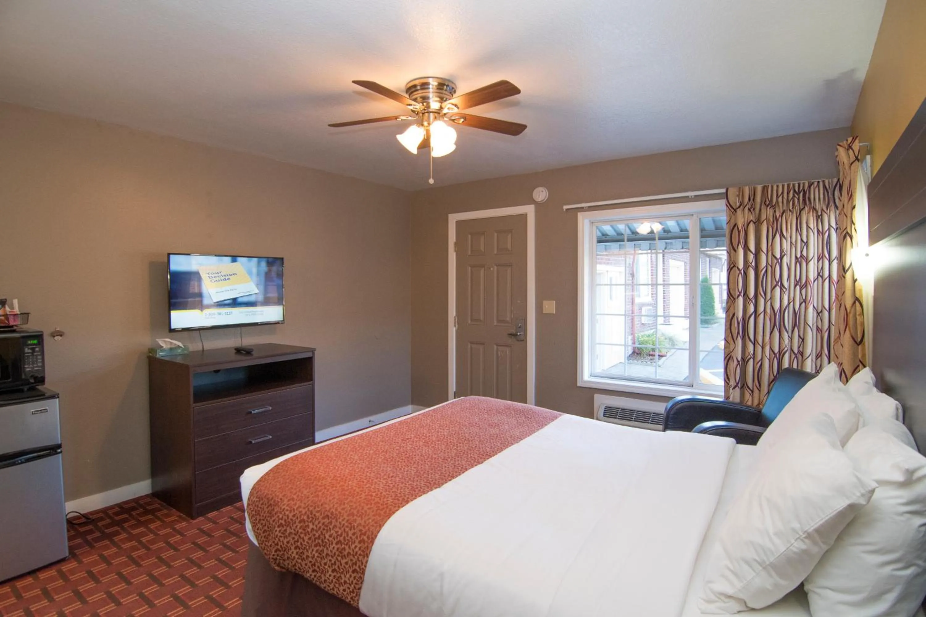 Photo of the whole room, Bed in Capitol Hill Motel