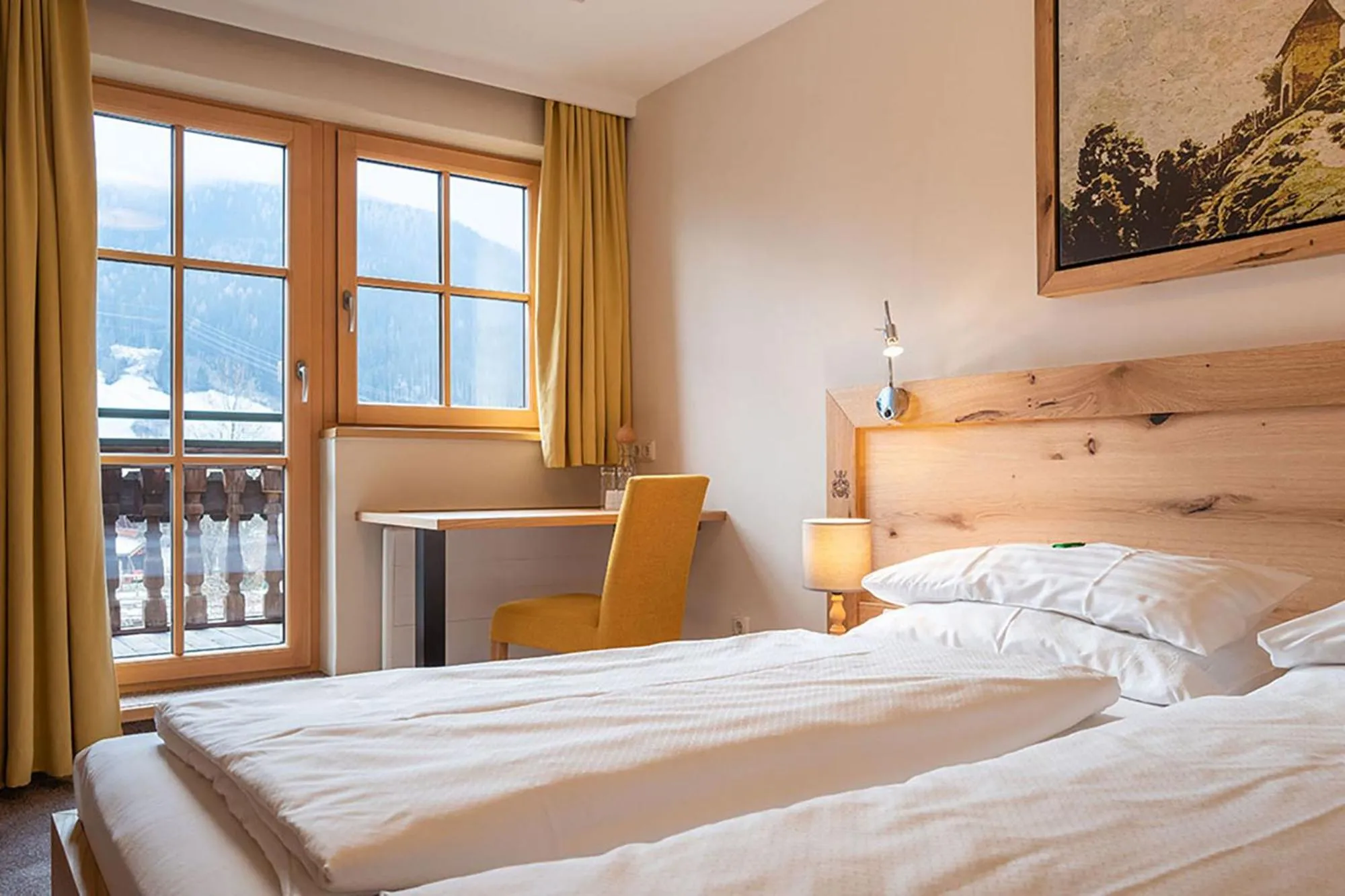 Photo of the whole room, Bed in Hotel Senningerbräu