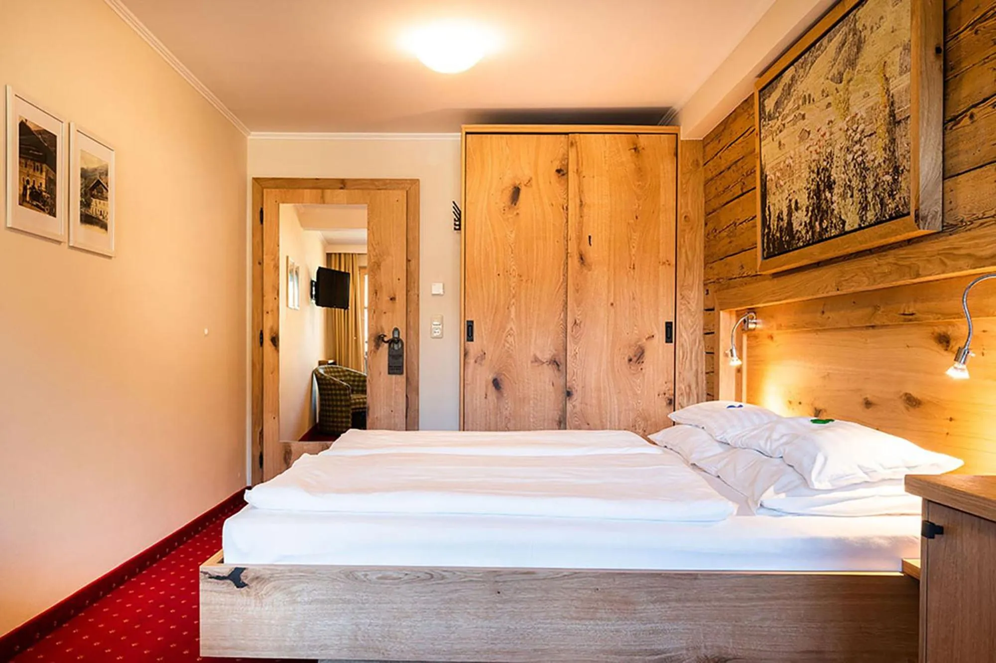 Photo of the whole room, Bed in Hotel Senningerbräu