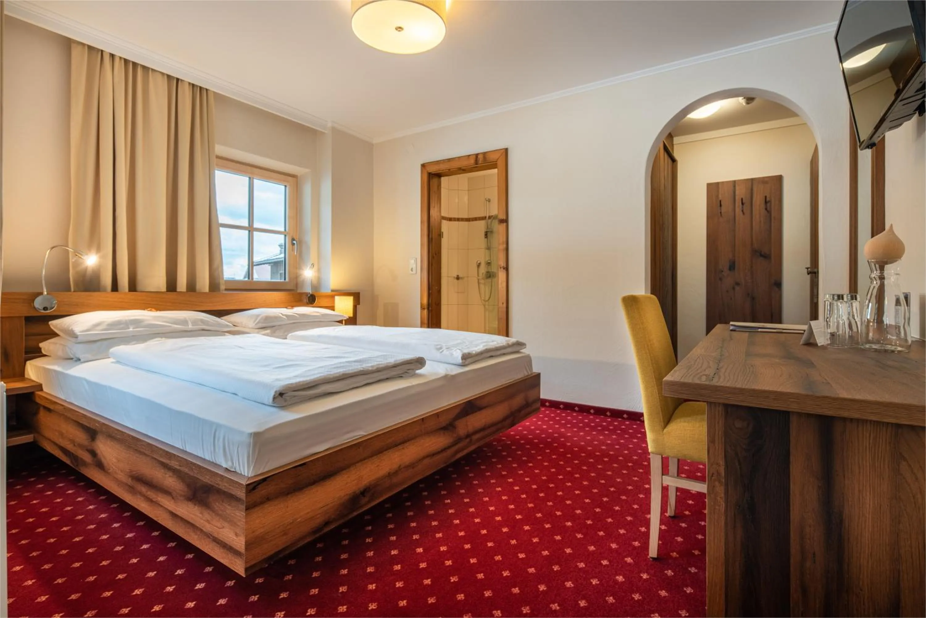 Photo of the whole room, Bed in Hotel Senningerbräu