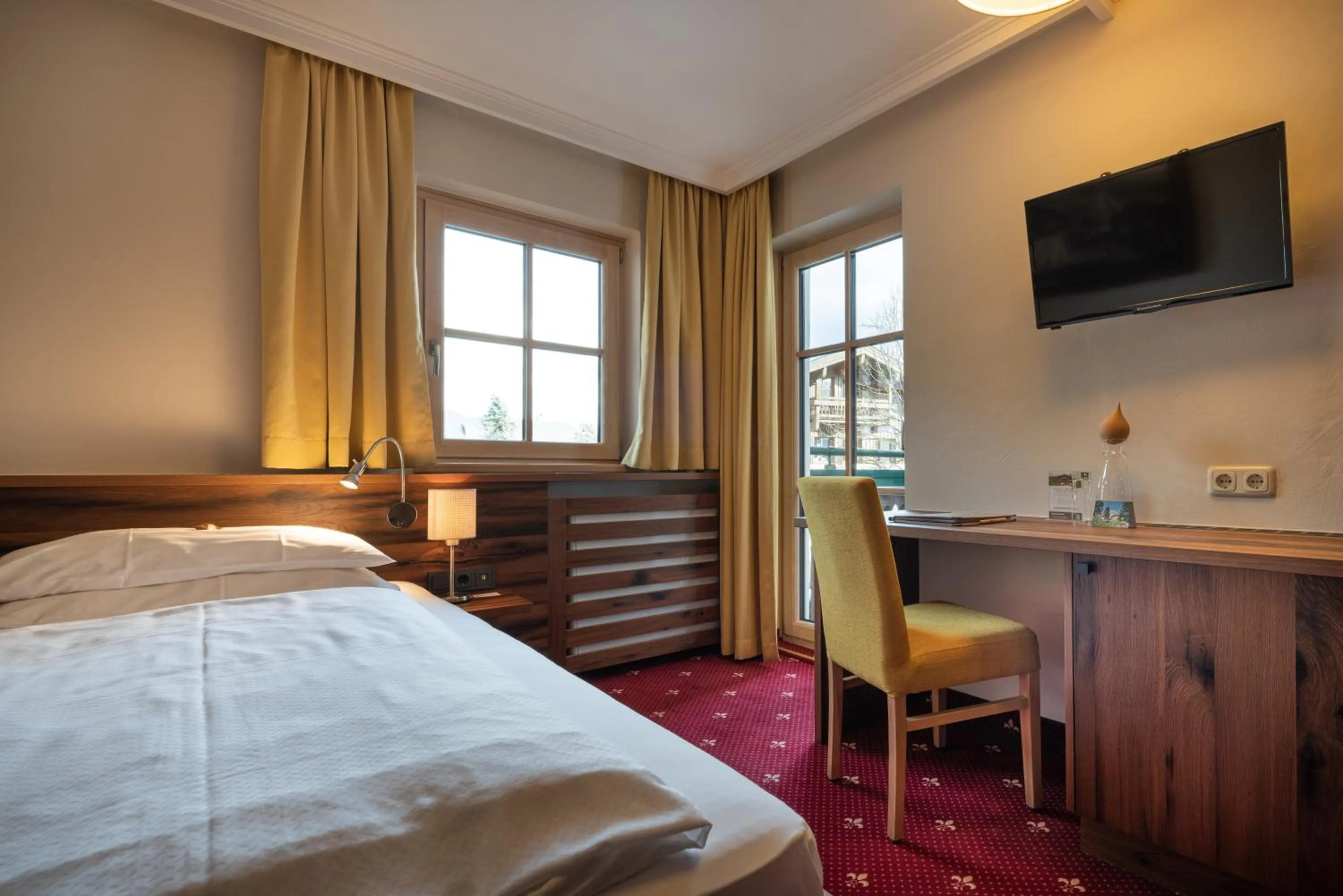 Photo of the whole room, Bed in Hotel Senningerbräu