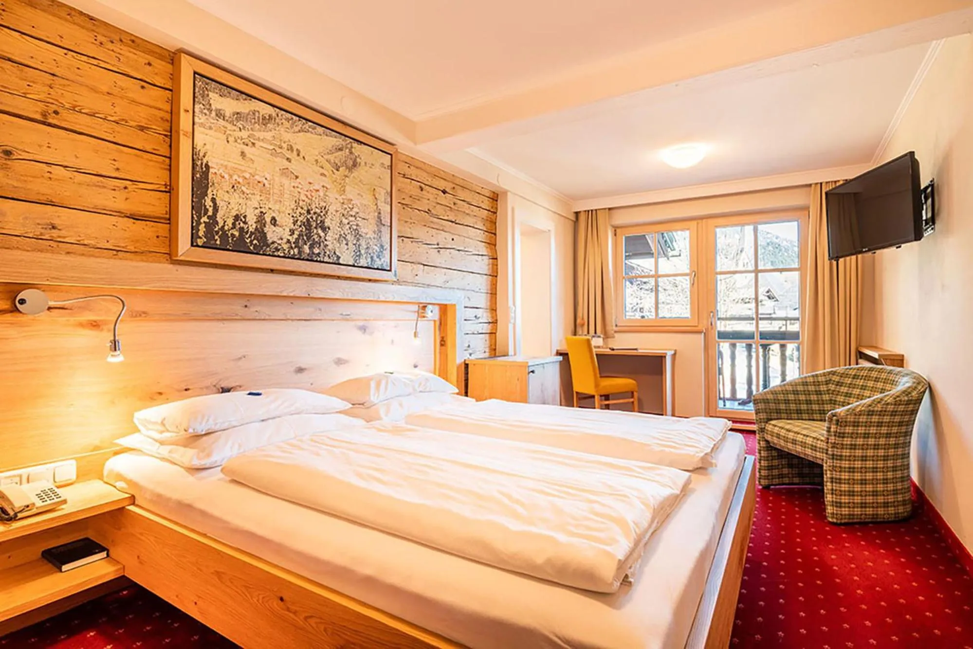 Photo of the whole room, Bed in Hotel Senningerbräu