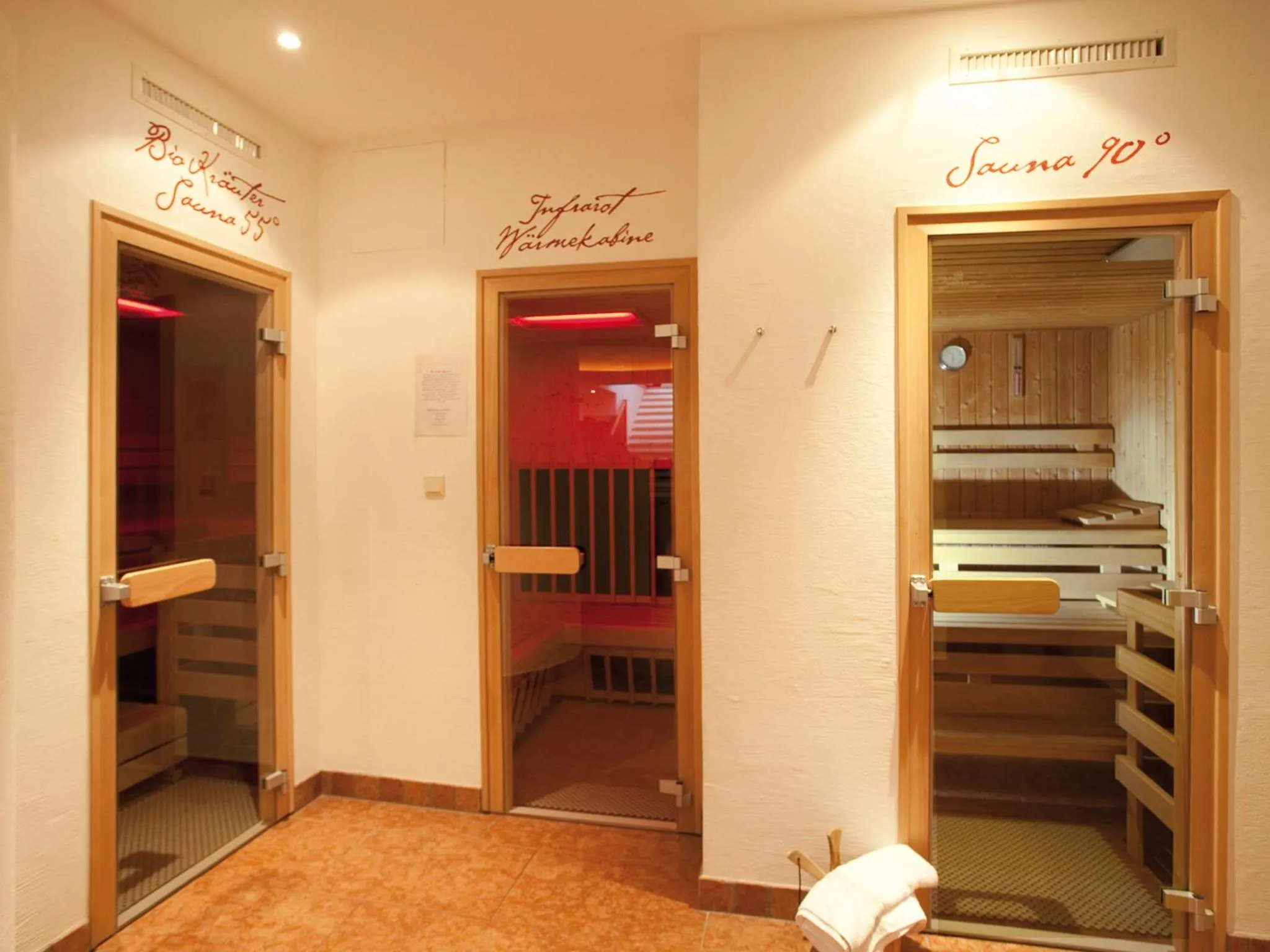 Sauna, Bed in Hotel Senningerbräu