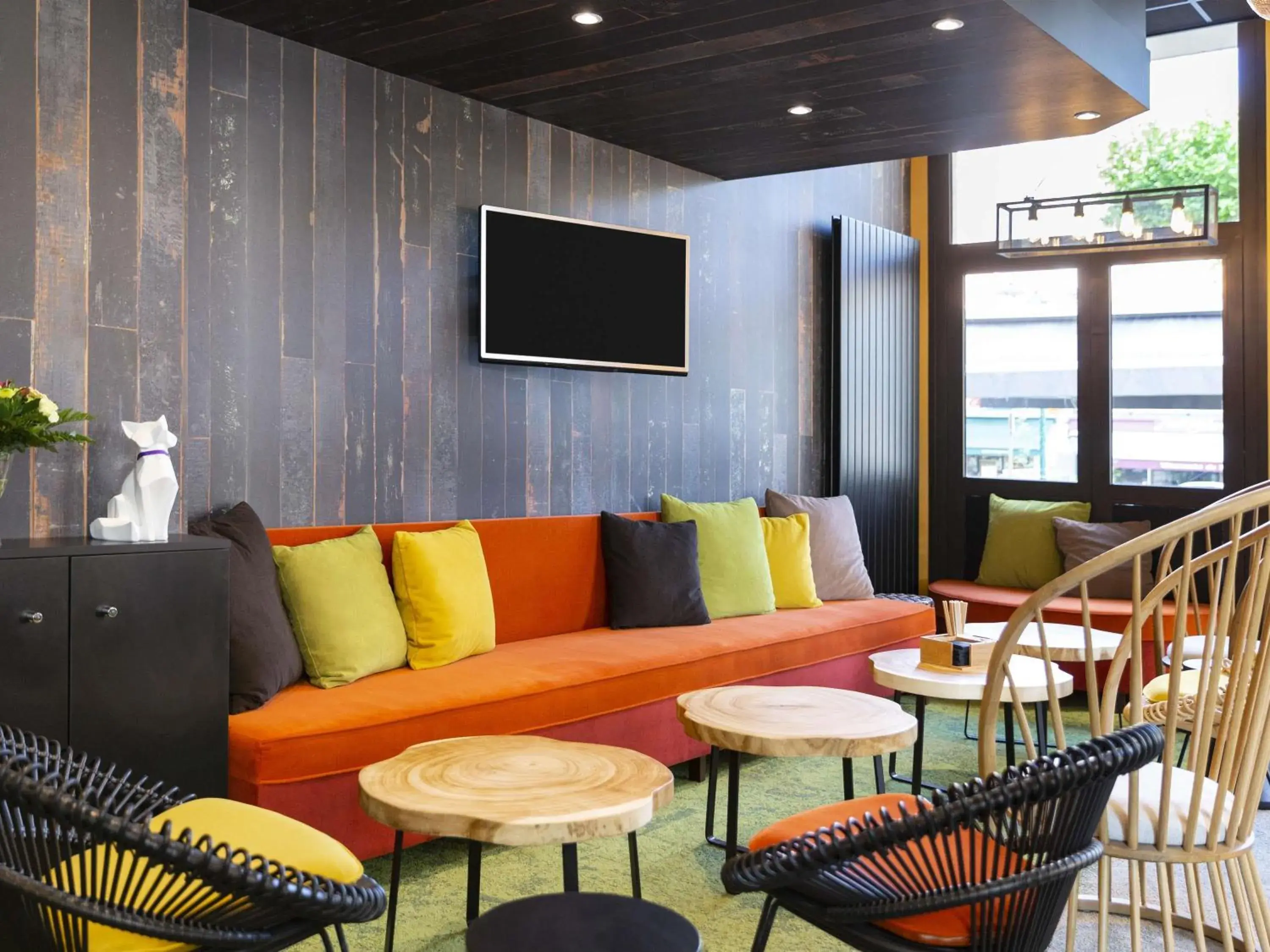 Lounge or bar in Ibis Centre Millau Lounge or bar in Ibis Centre Millau