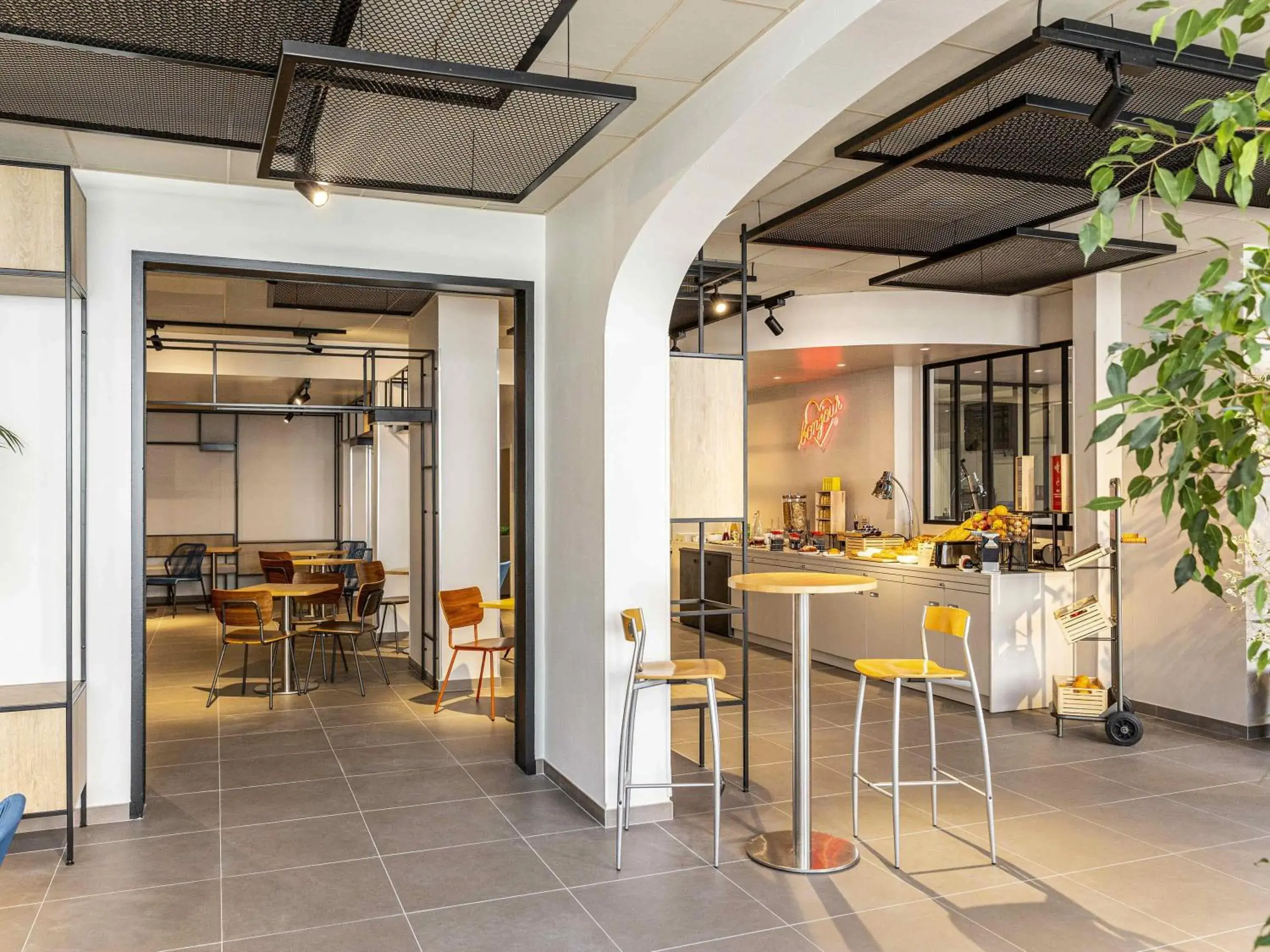 Lounge or bar in Ibis Centre Millau Lounge or bar in Ibis Centre Millau