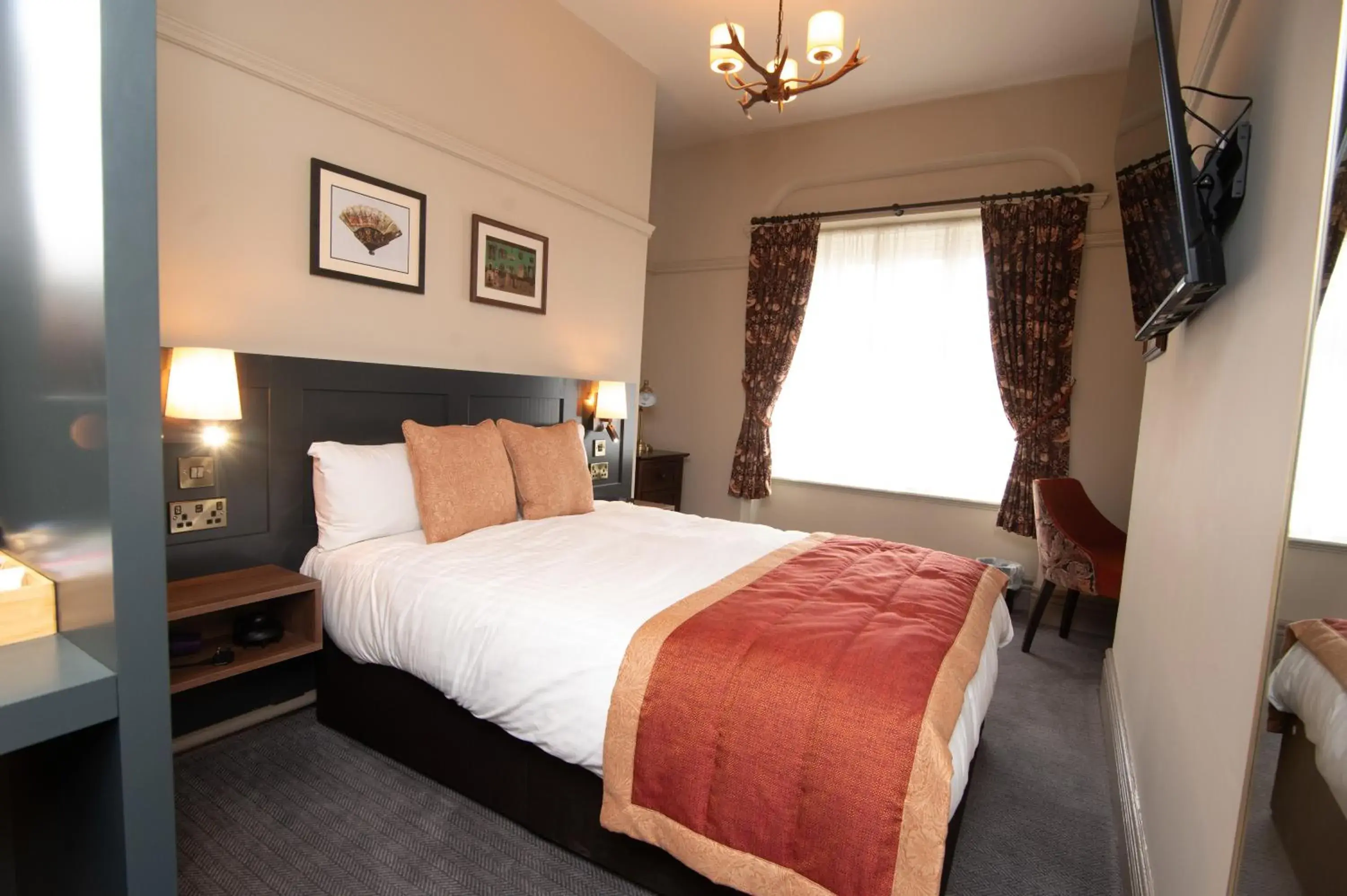 Classic Double Room in The Dukeries Lodge, Edwinstowe, Nottinghamshire Classic Double Room in The Dukeries Lodge, Edwinstowe, Nottinghamshire