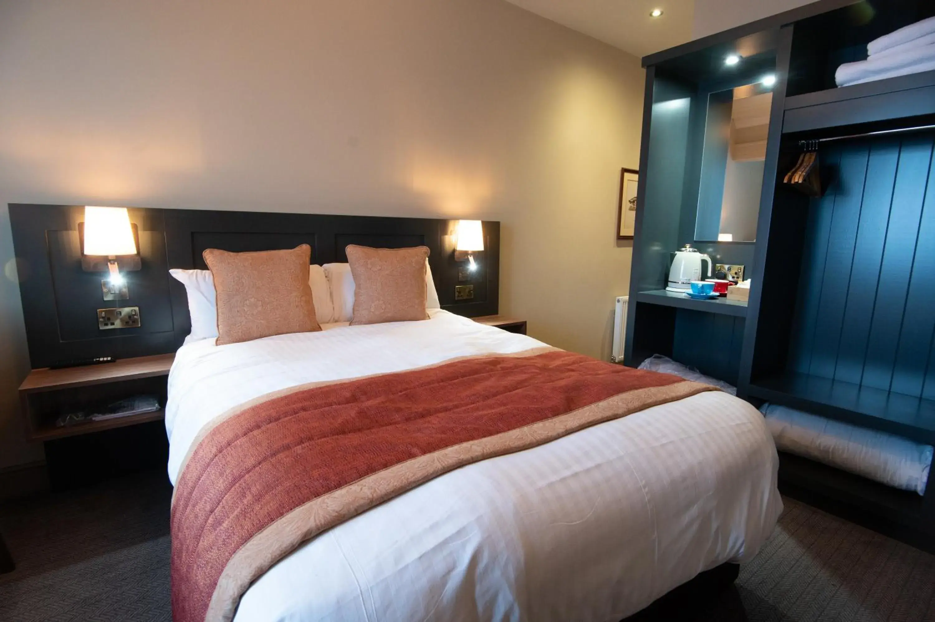 Double Room with Private External Bathroom in The Dukeries Lodge, Edwinstowe, Nottinghamshire Double Room with Private External Bathroom in The Dukeries Lodge, Edwinstowe, Nottinghamshire