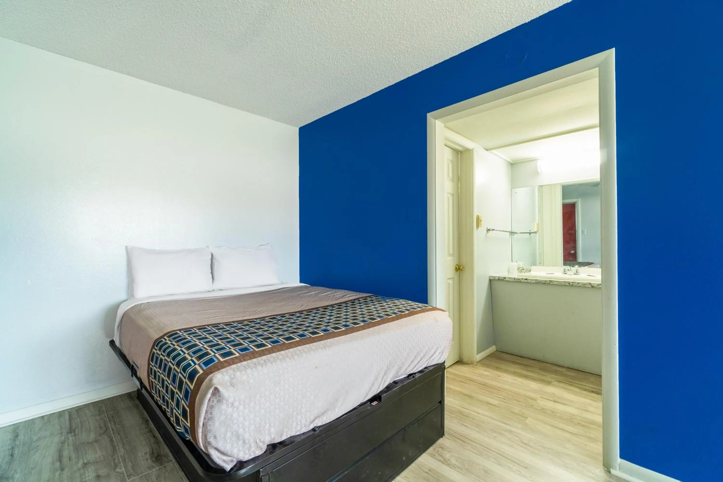 Bedroom in Lamplighter Inn By OYO Independence