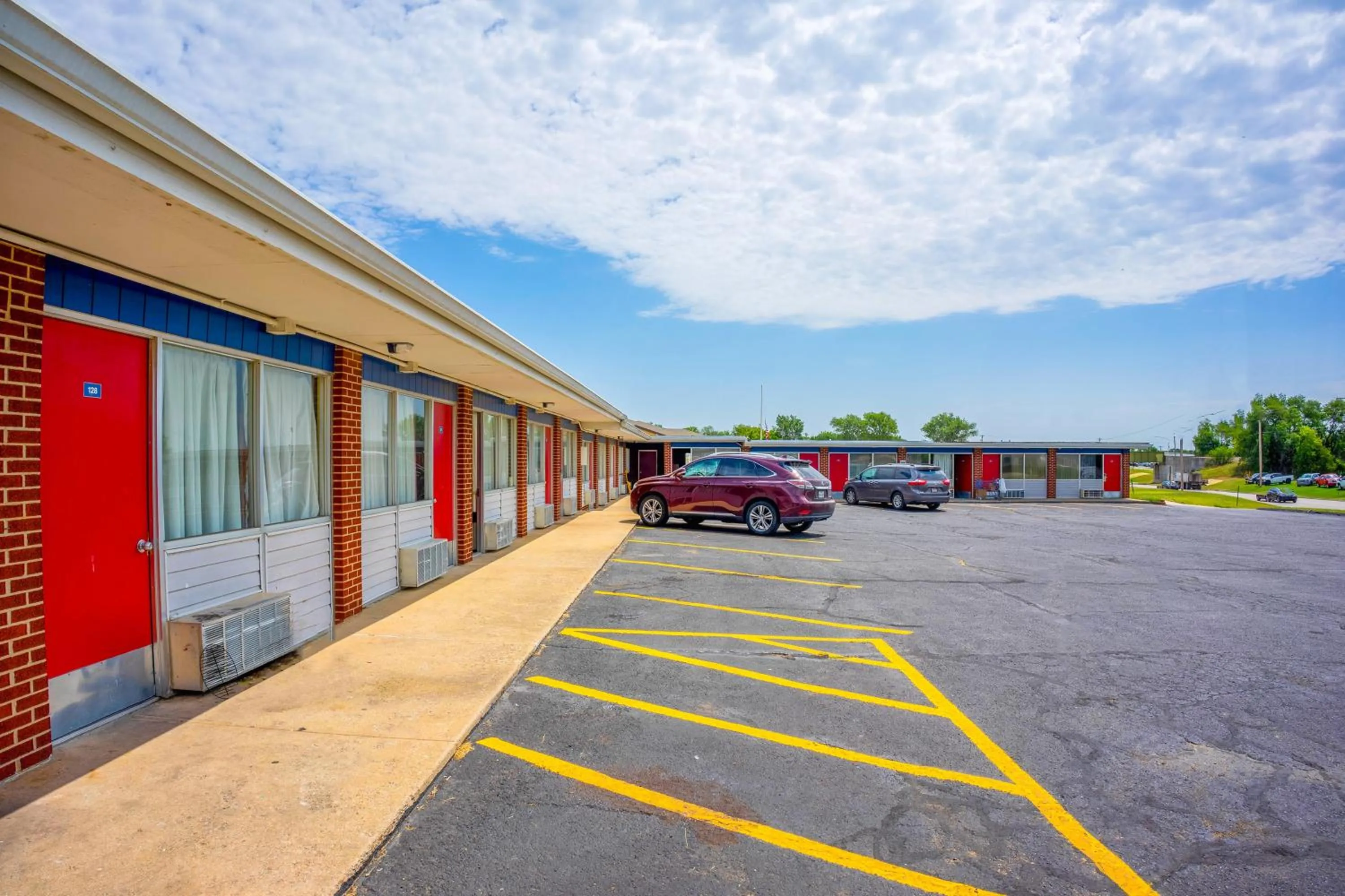 Facade/entrance in Lamplighter Inn By OYO Independence