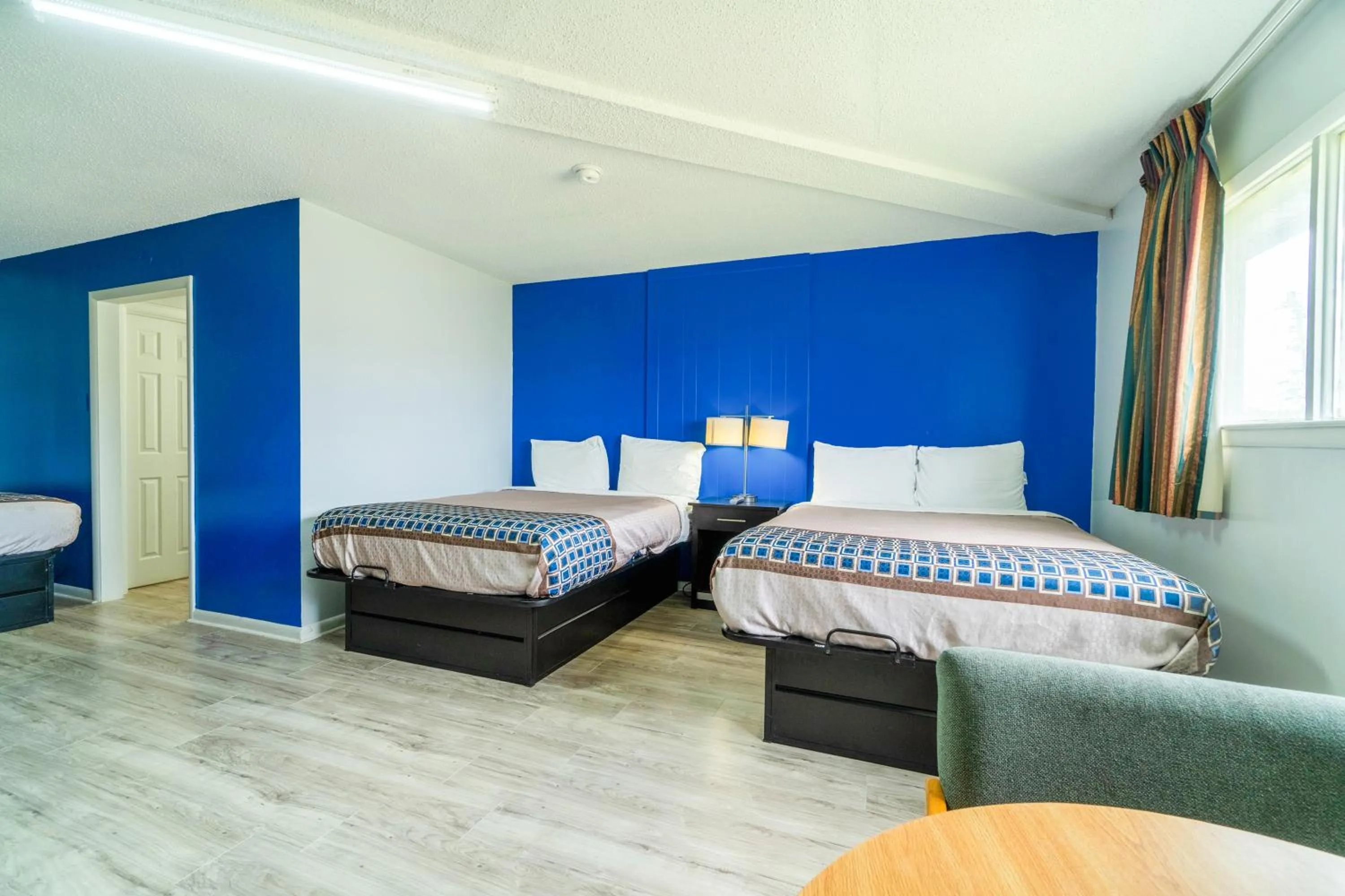 Bedroom in Lamplighter Inn By OYO Independence