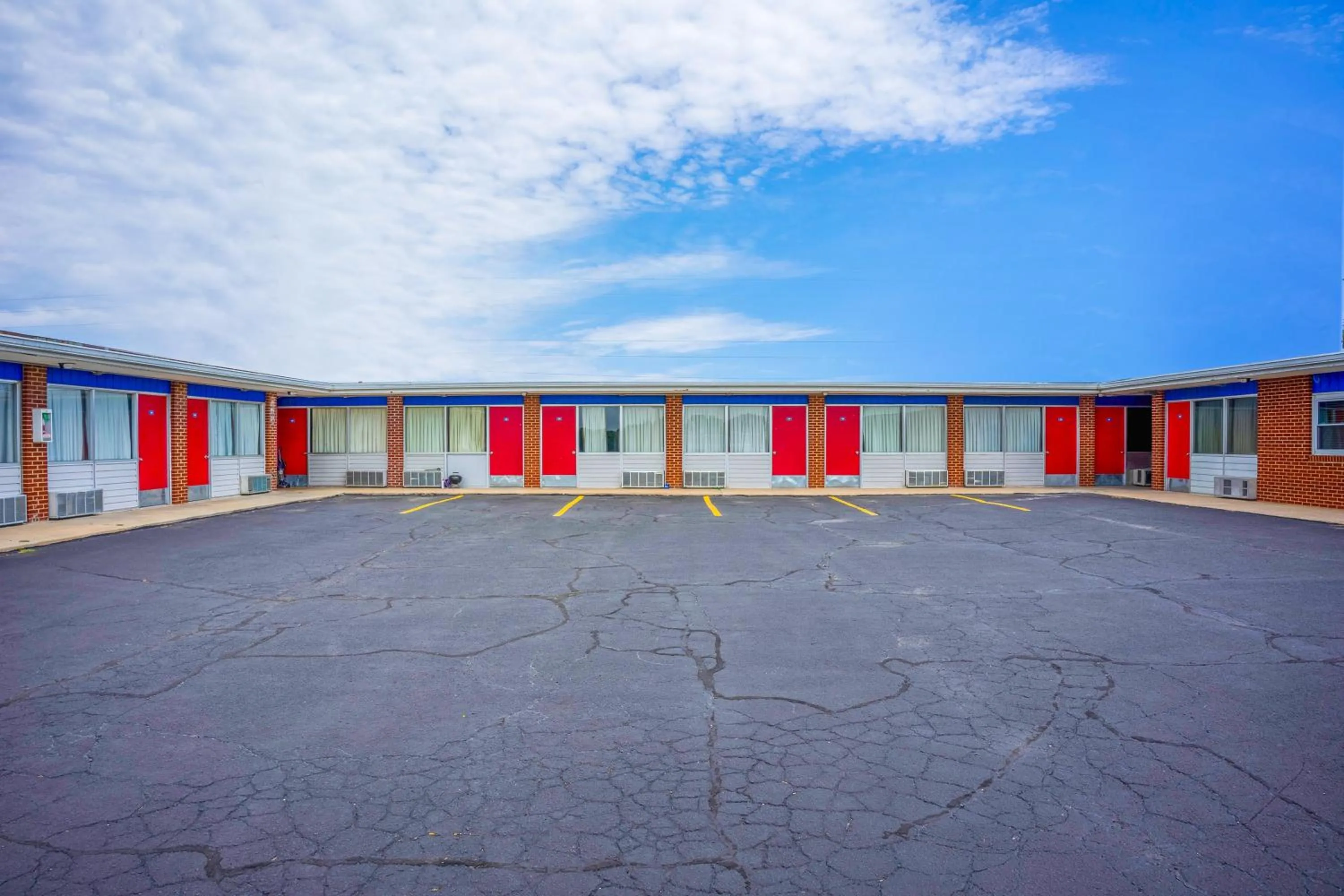 Facade/entrance in Lamplighter Inn By OYO Independence