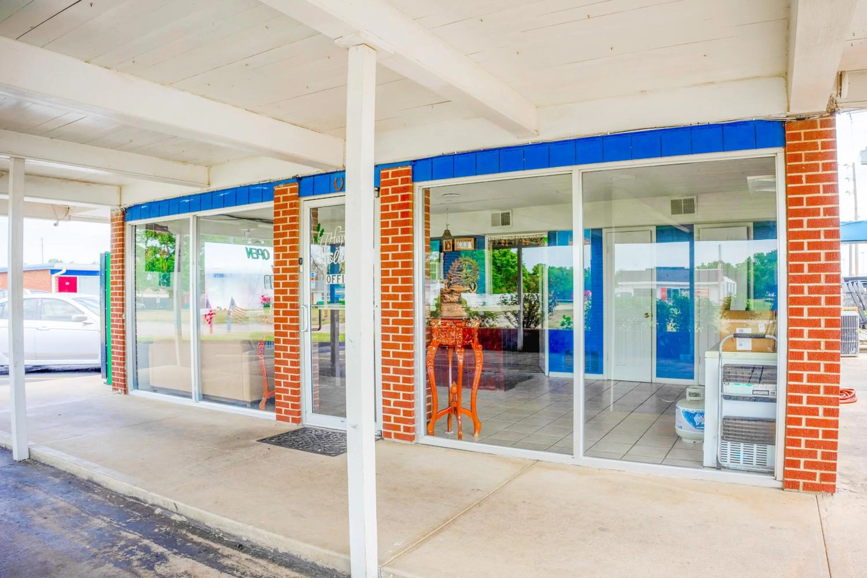 Facade/entrance in Lamplighter Inn By OYO Independence