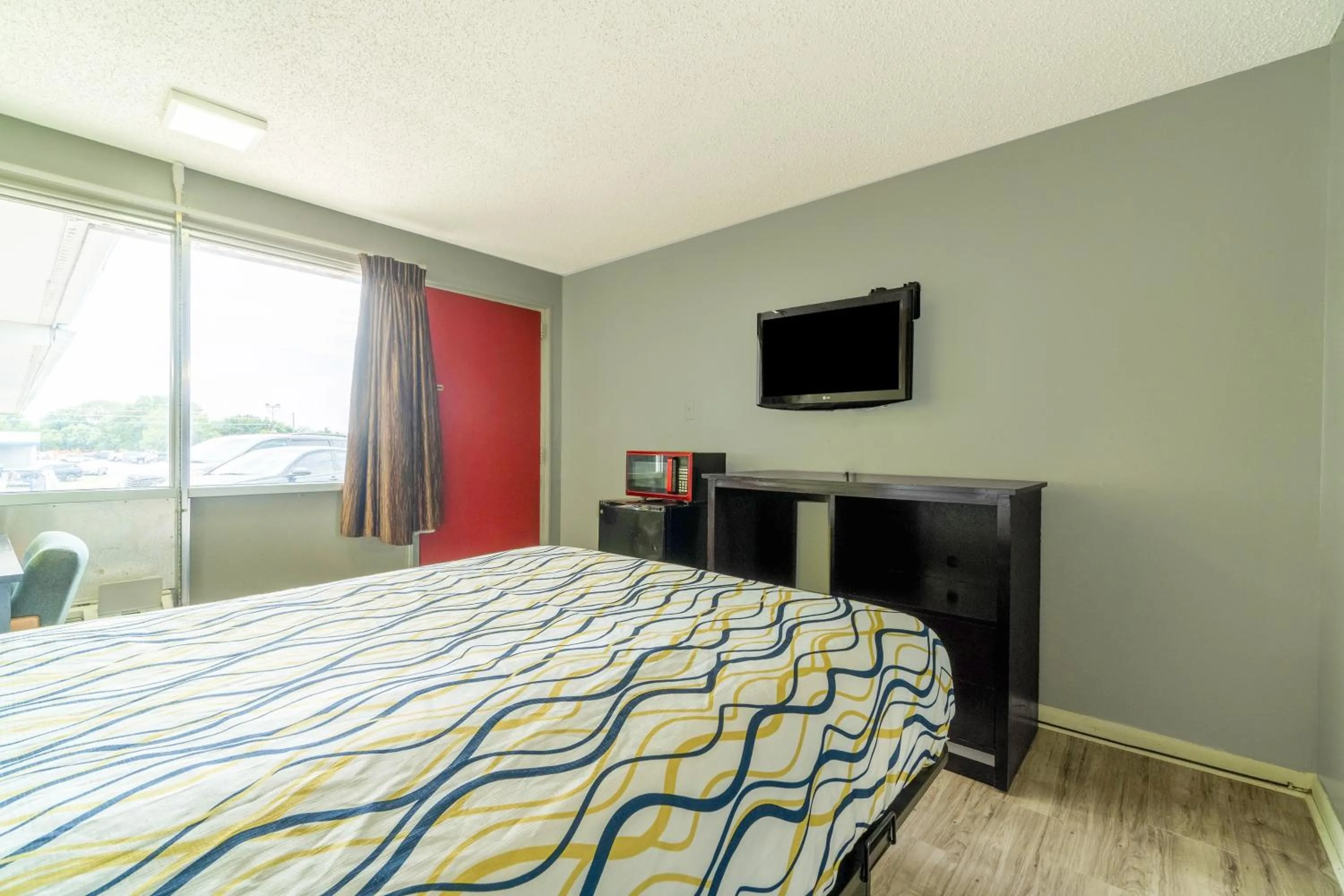 Bedroom in Lamplighter Inn By OYO Independence