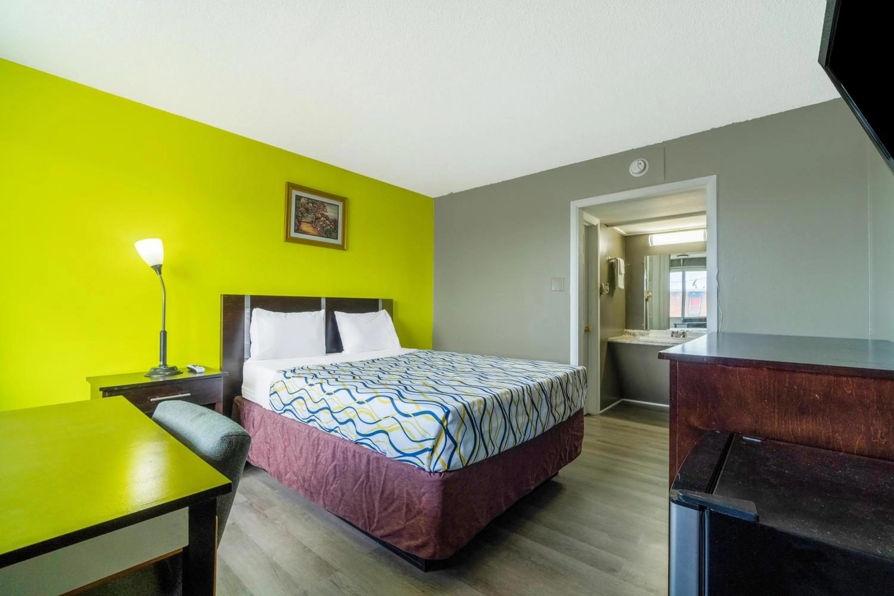 Bedroom in Lamplighter Inn By OYO Independence