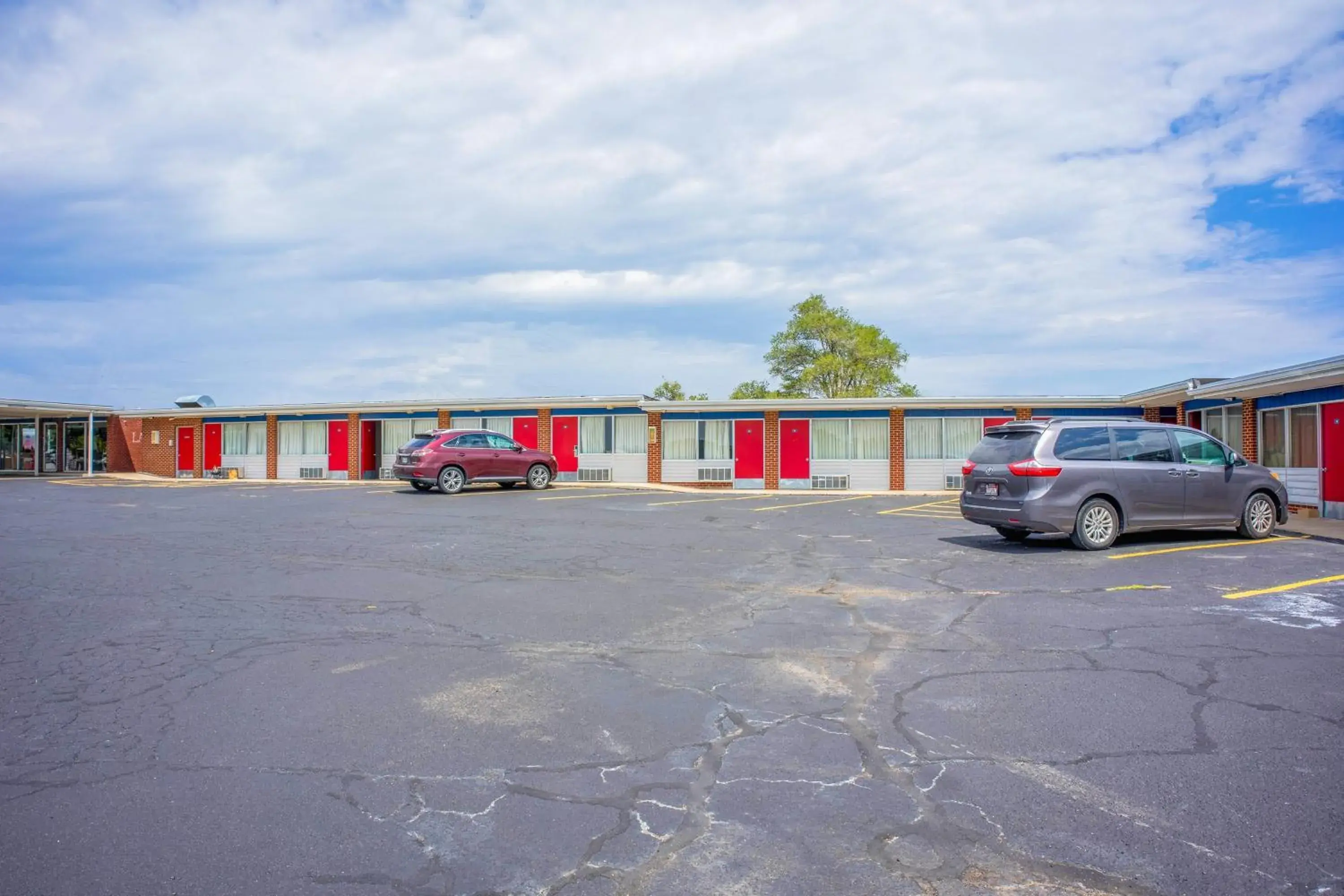 Facade/entrance in Lamplighter Inn By OYO Independence Facade/entrance in Lamplighter Inn By OYO Independence