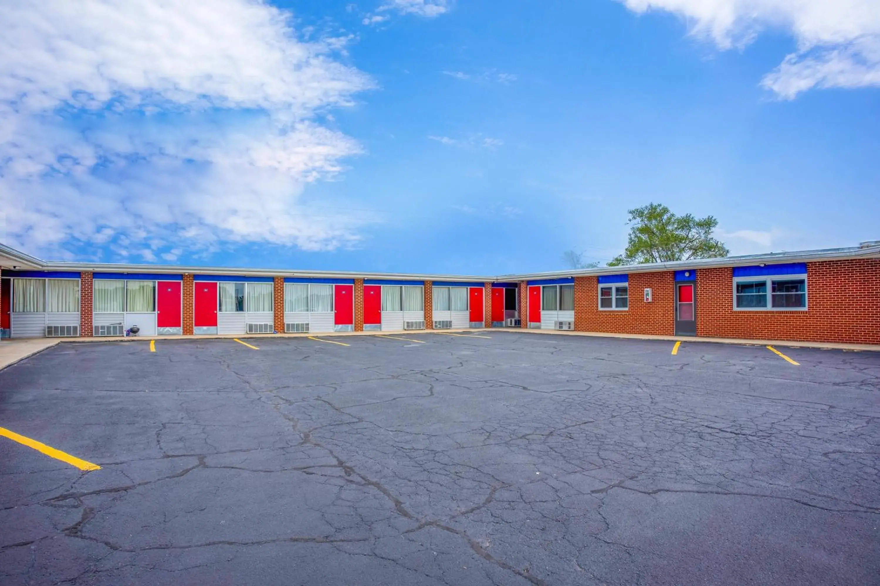Facade/entrance in Lamplighter Inn By OYO Independence Facade/entrance in Lamplighter Inn By OYO Independence
