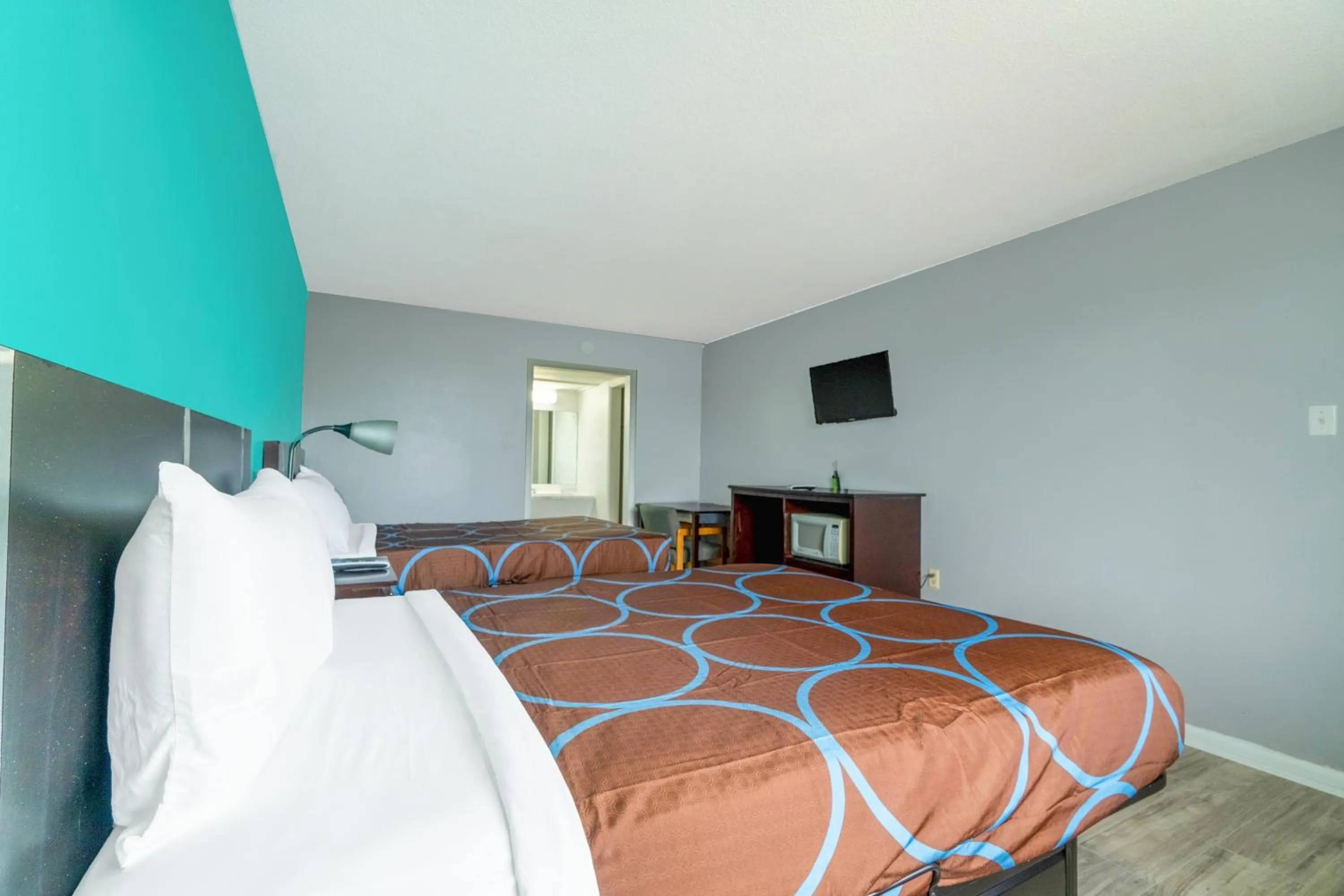 Bedroom in Lamplighter Inn By OYO Independence