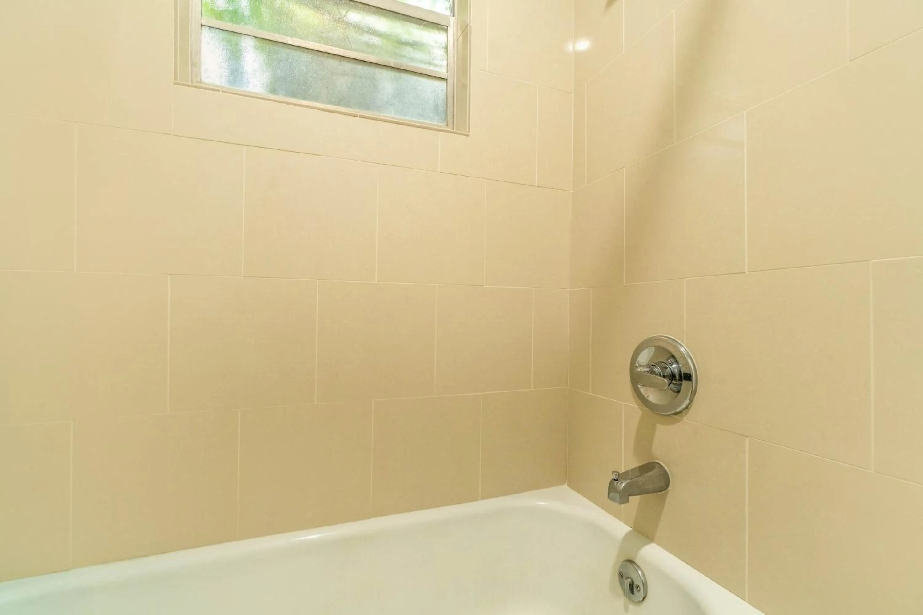 Bathroom in Lamplighter Inn By OYO Independence