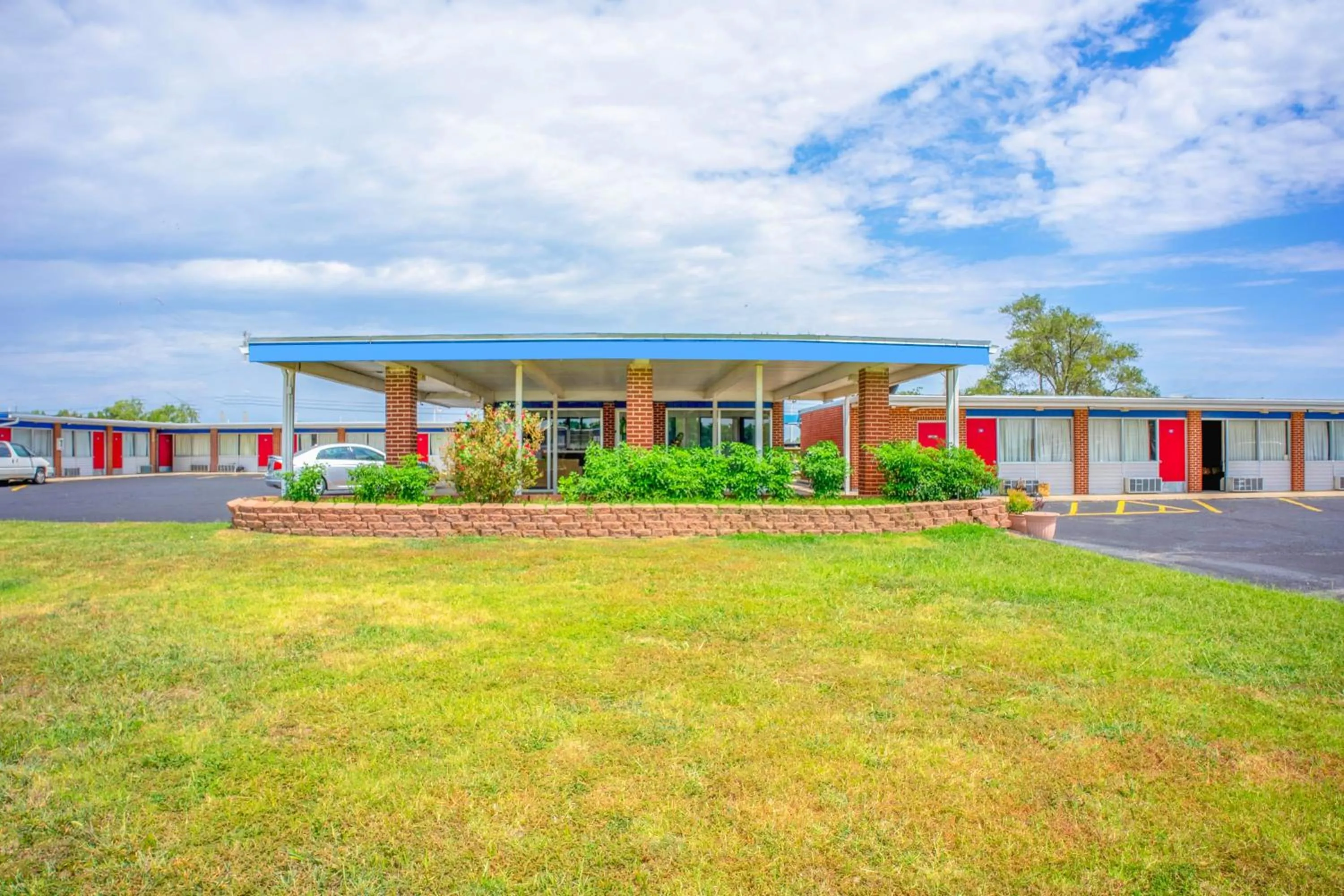 Facade/entrance in Lamplighter Inn By OYO Independence
