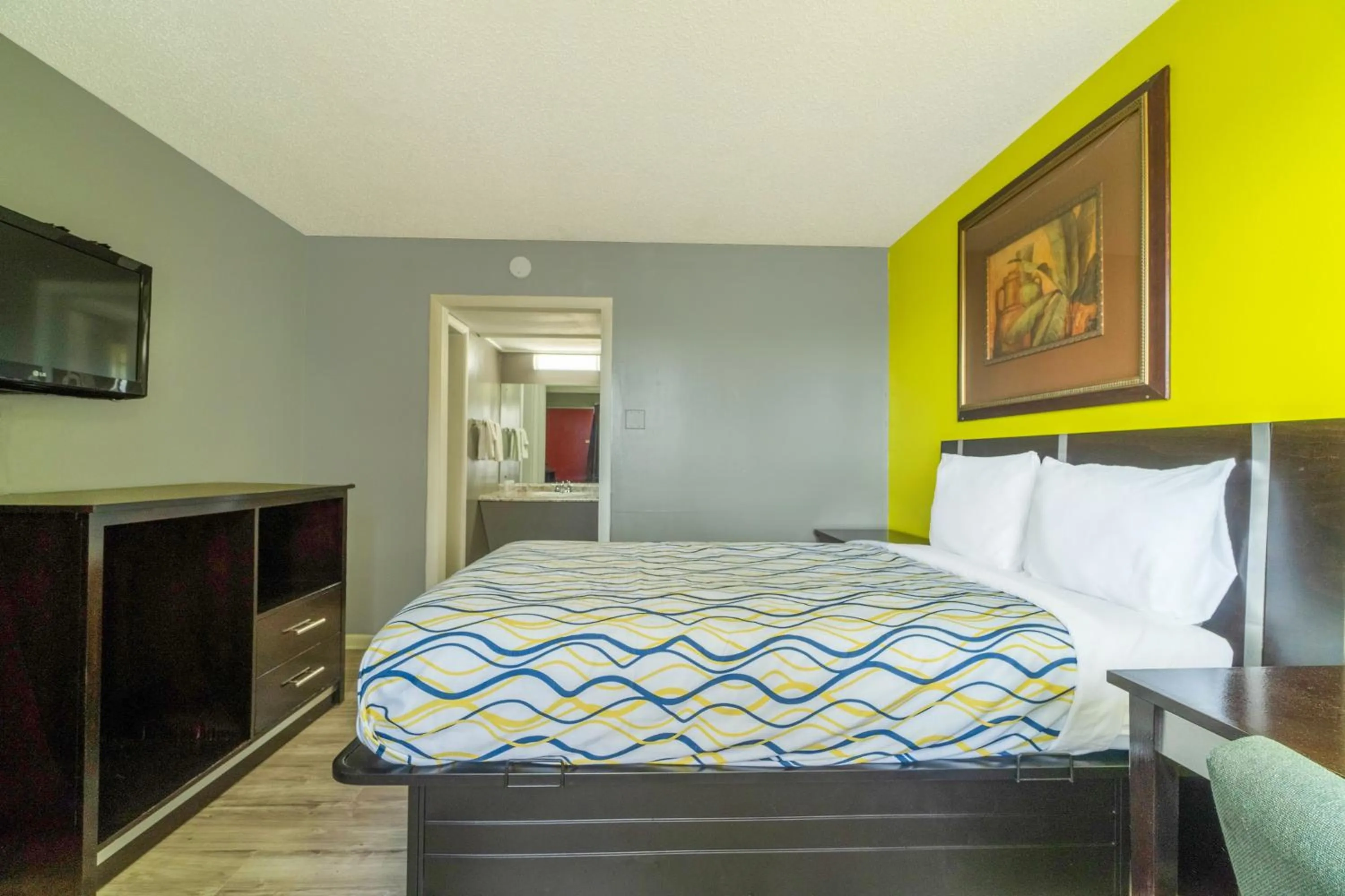 Bedroom in Lamplighter Inn By OYO Independence