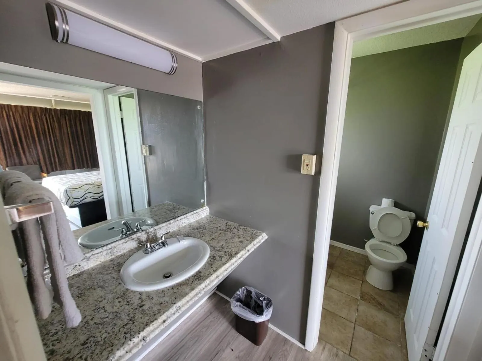 Bathroom in Lamplighter Inn By OYO Independence