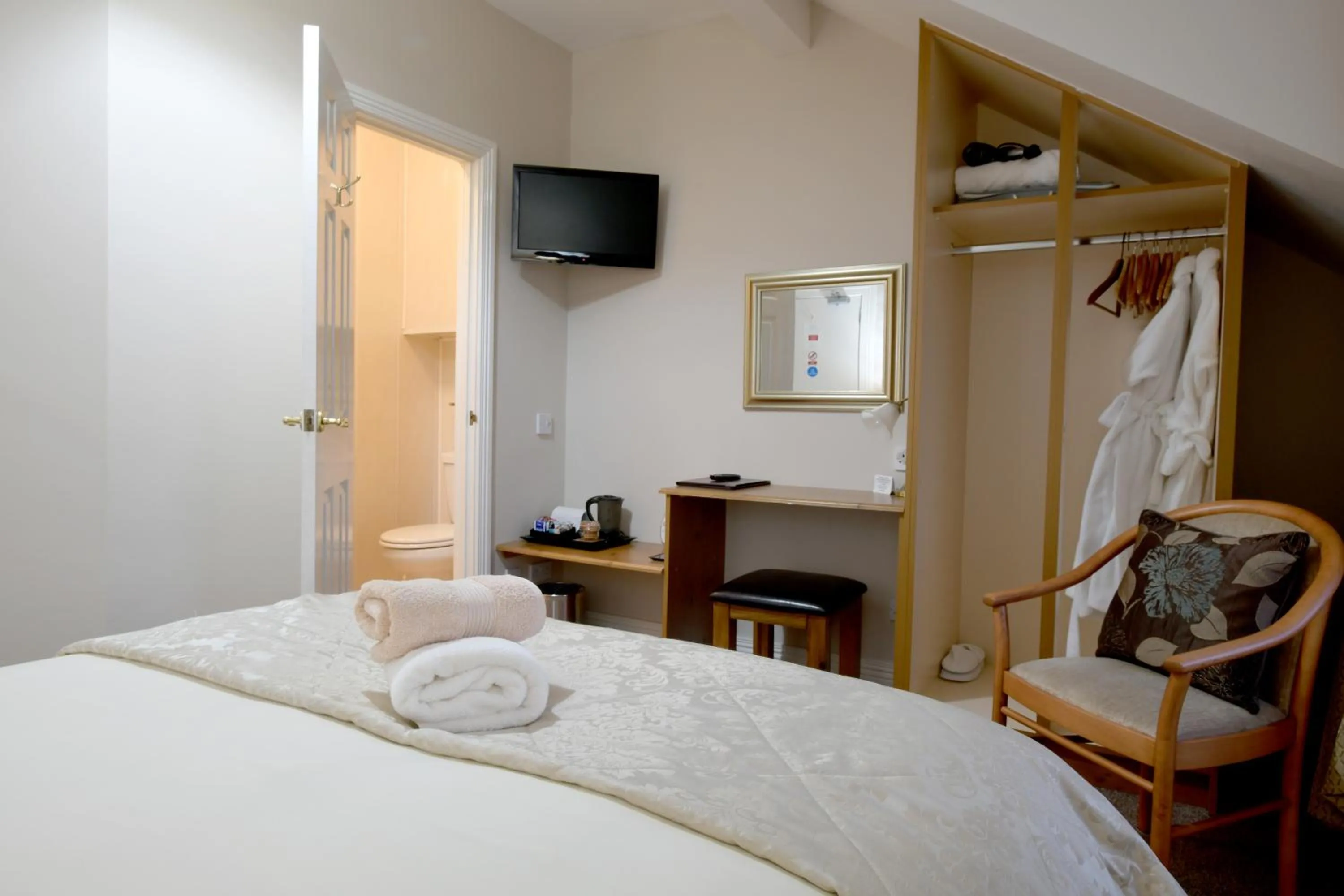 Bedroom, Bed in Cul-Erg House & Kitchen