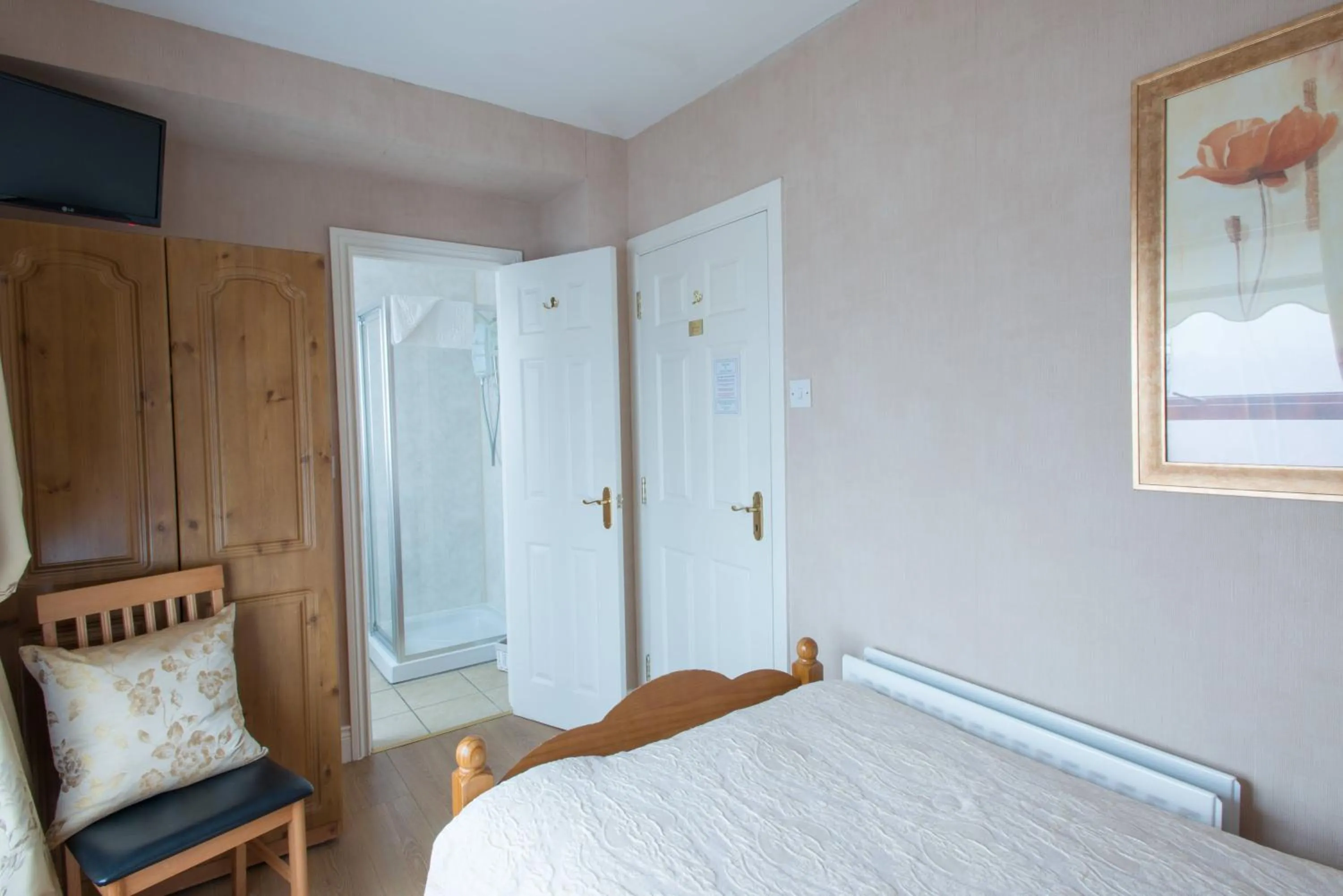 Bathroom, Bed in Cul-Erg House & Kitchen