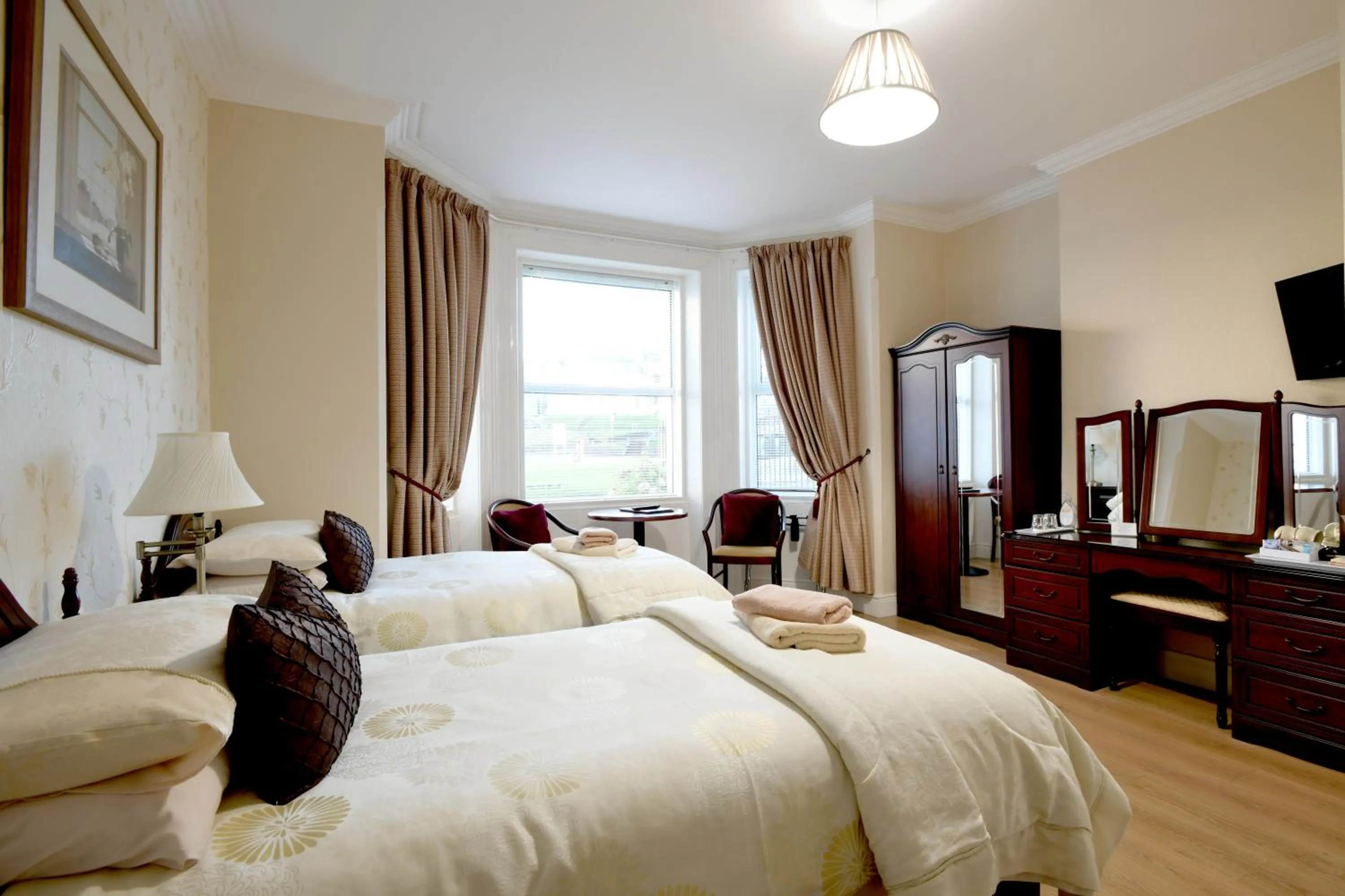 Photo of the whole room, Bed in Cul-Erg House & Kitchen