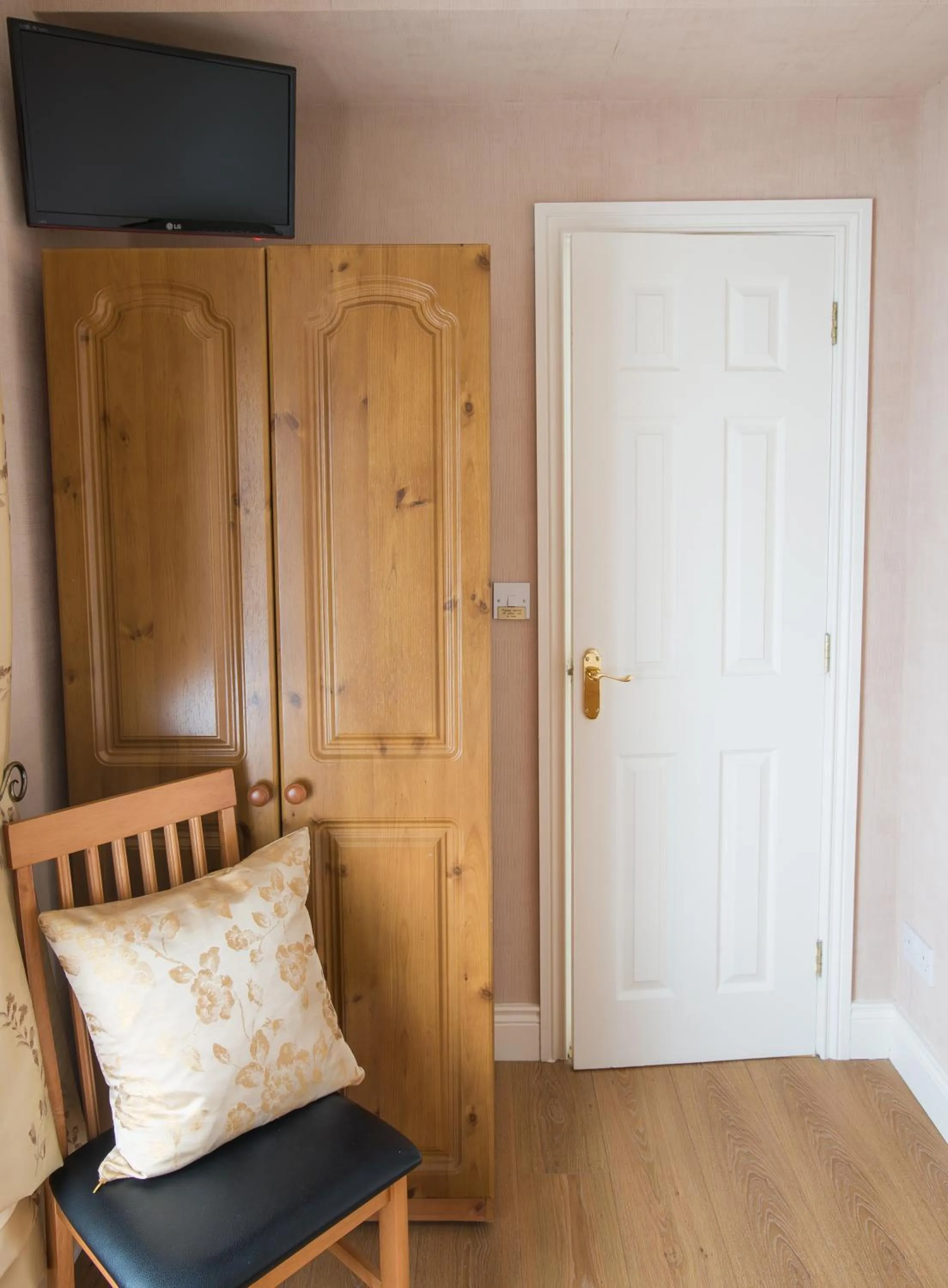 wardrobe in Cul-Erg House & Kitchen