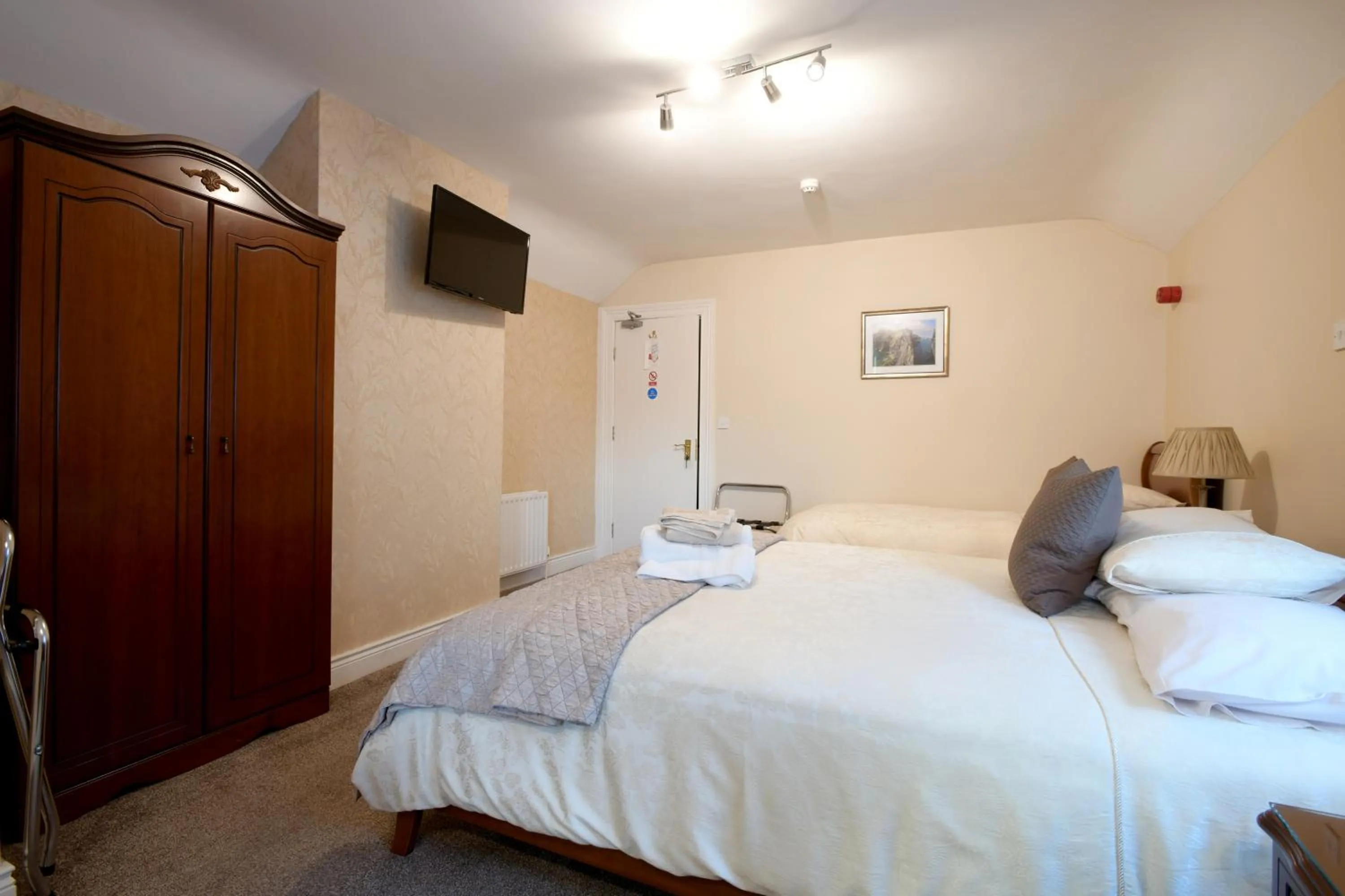 Photo of the whole room, Bed in Cul-Erg House & Kitchen