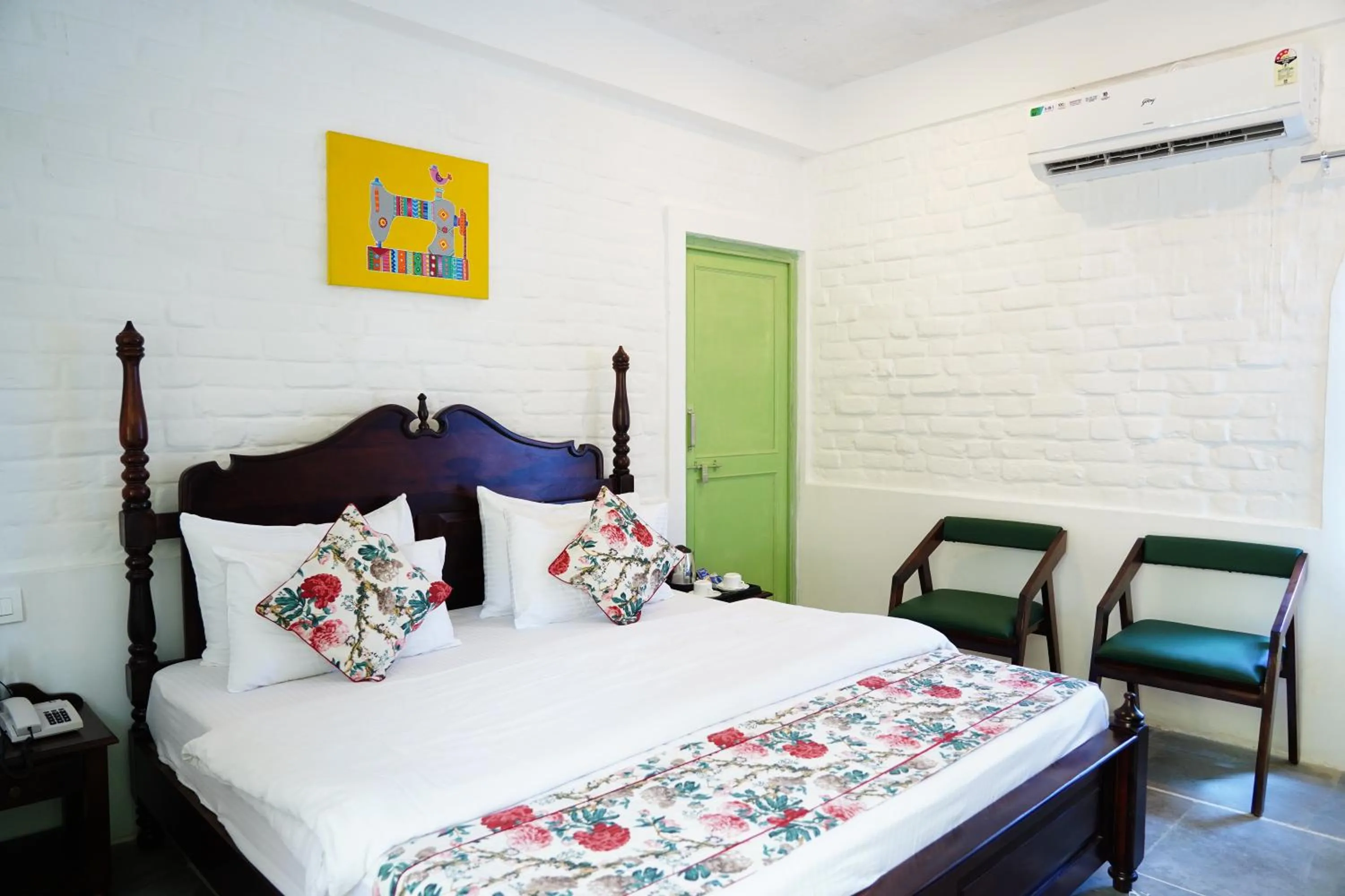 Living room, Bed in Heli Pushkar